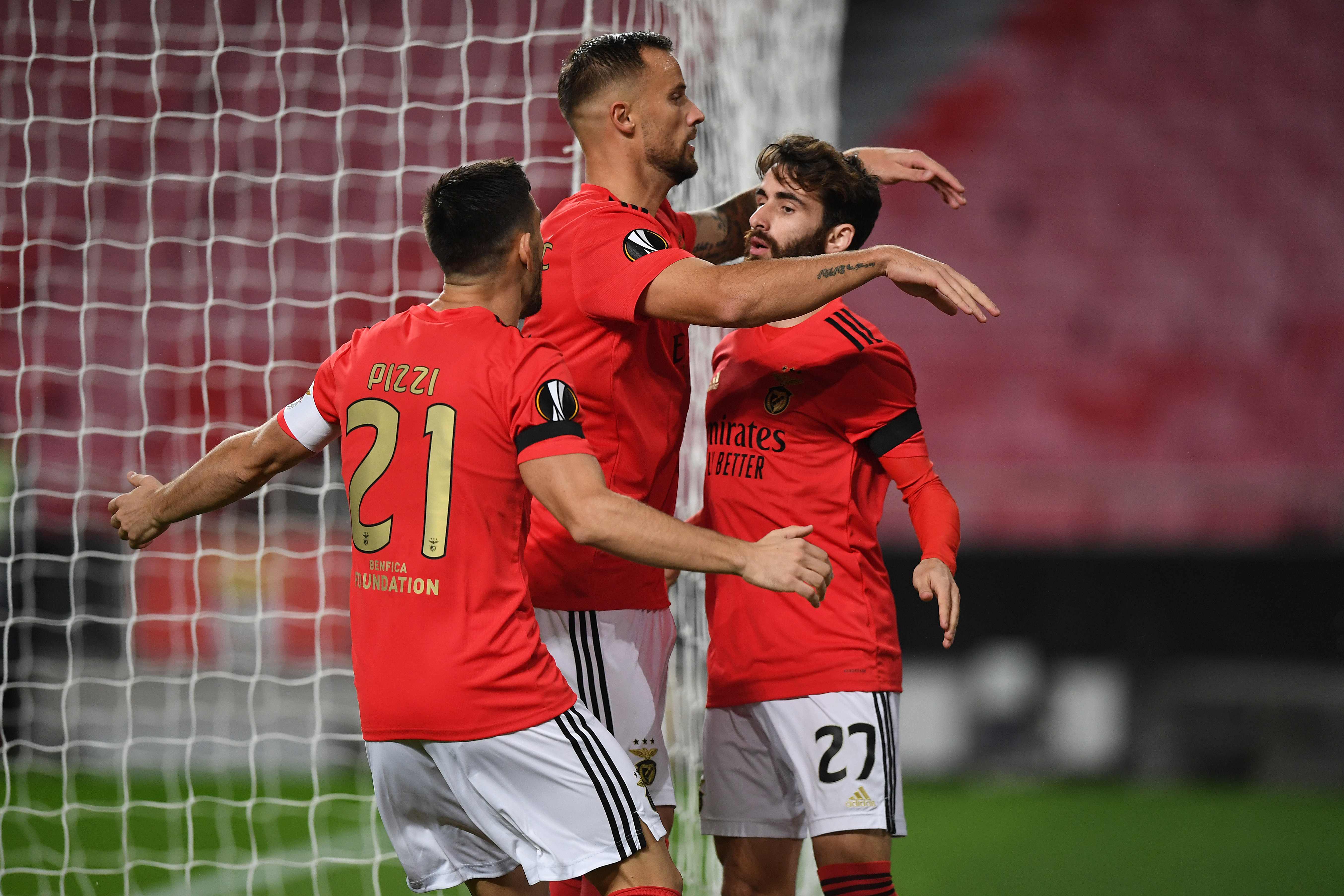 Pemain Benfica melakukan selebrasi usai mencetak gol ke gawang Rangers di laga Liga Europa.