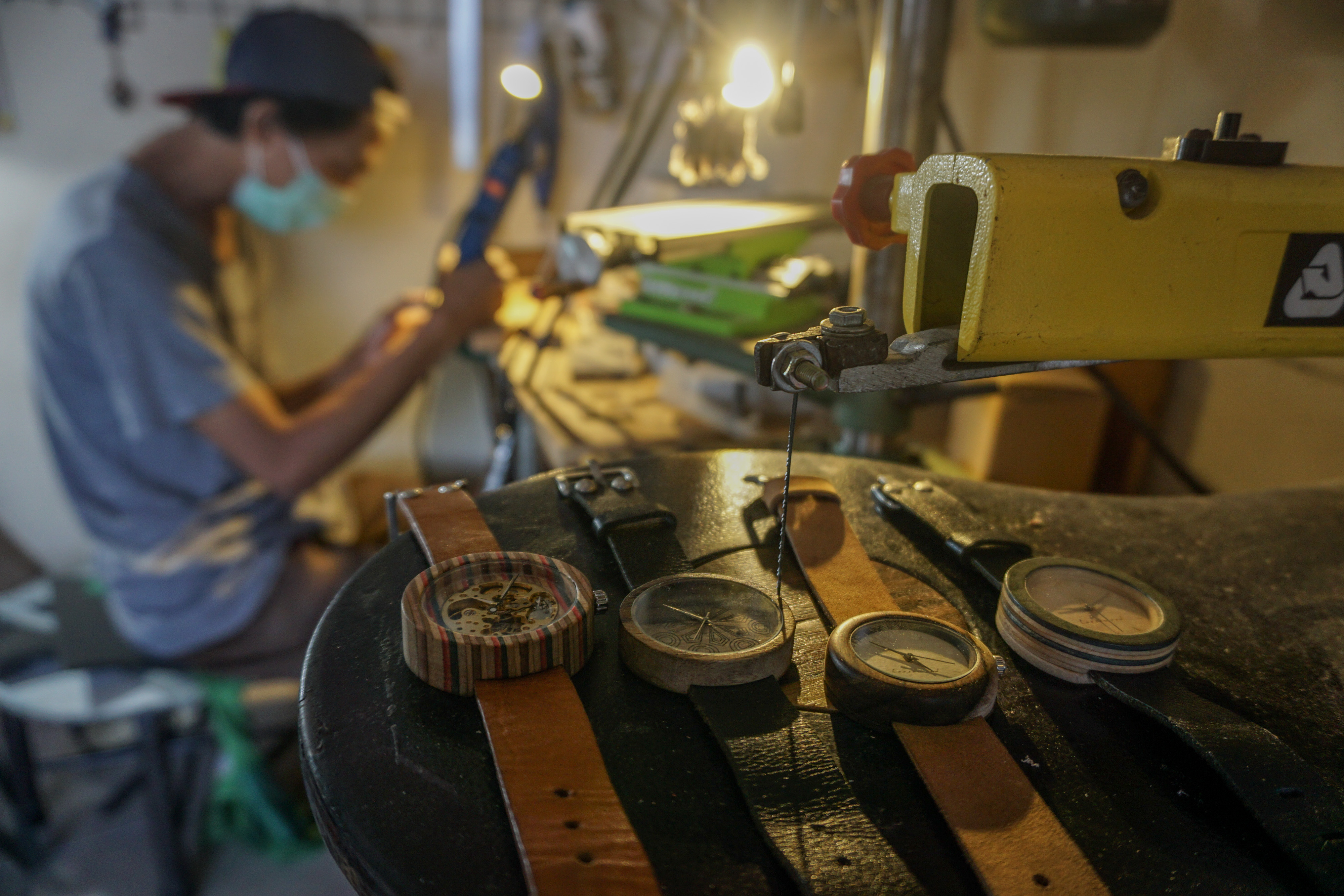 Perajin memproduksi jam tangan berbahan limbah kayu di Banjarsari, Solo, Jawa Tengah.