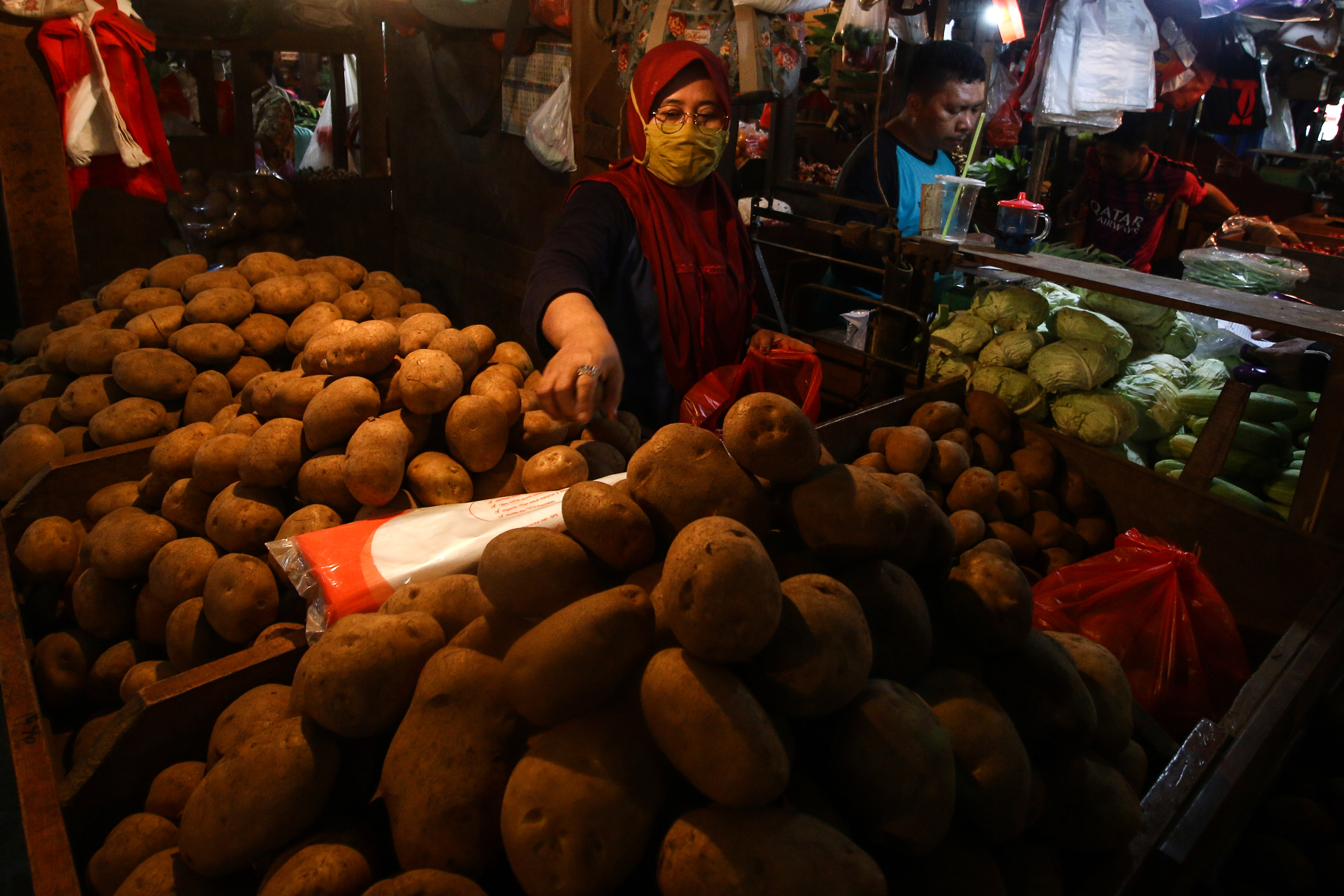 Pedagang merapikan kentang di Pasar Senen, Jakarta, Senin (2/11/2020). 