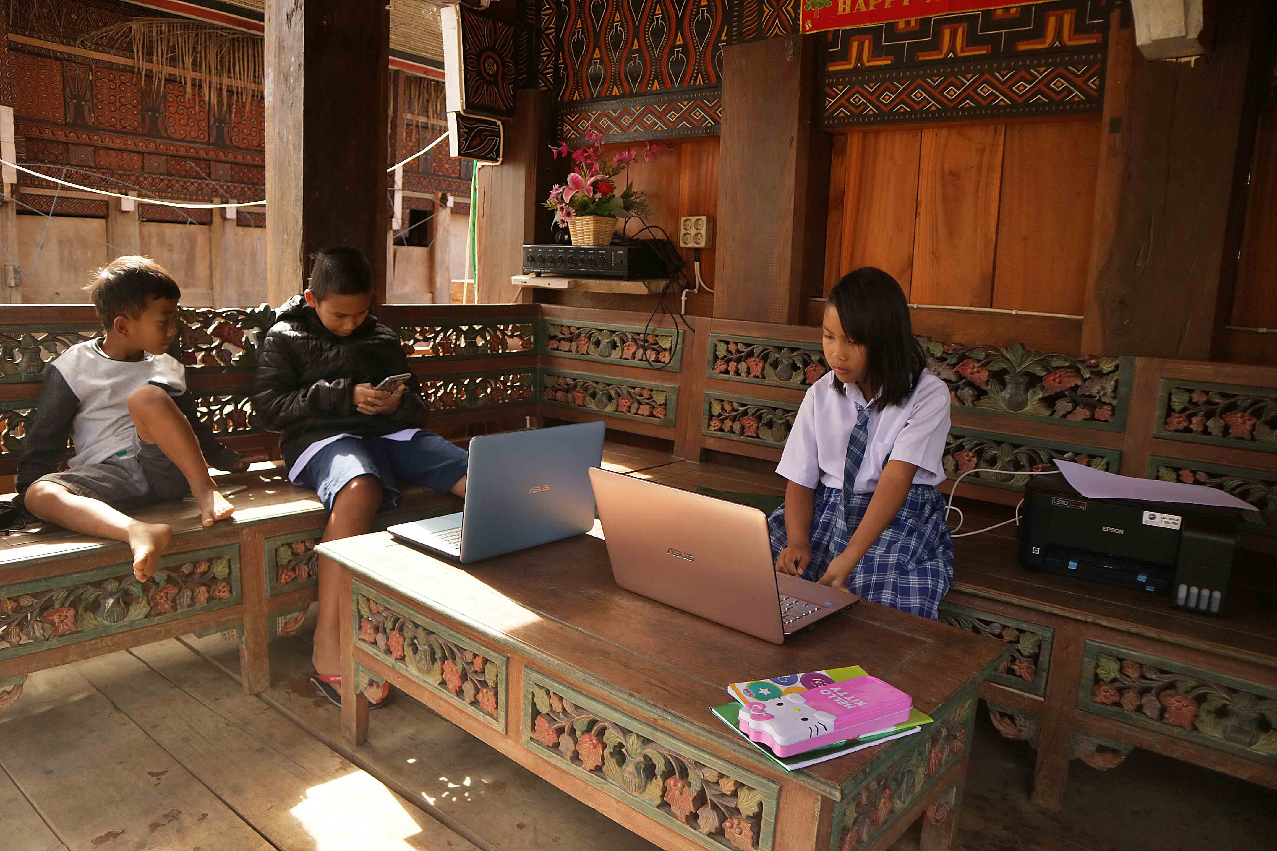 Pelajar SD mengikuti pembelajaran jarak jauh secara daring di rumah khas Toraja atau Tongkanan di Desa Lembang Lolai, Kecamatan Kapalapitu.
