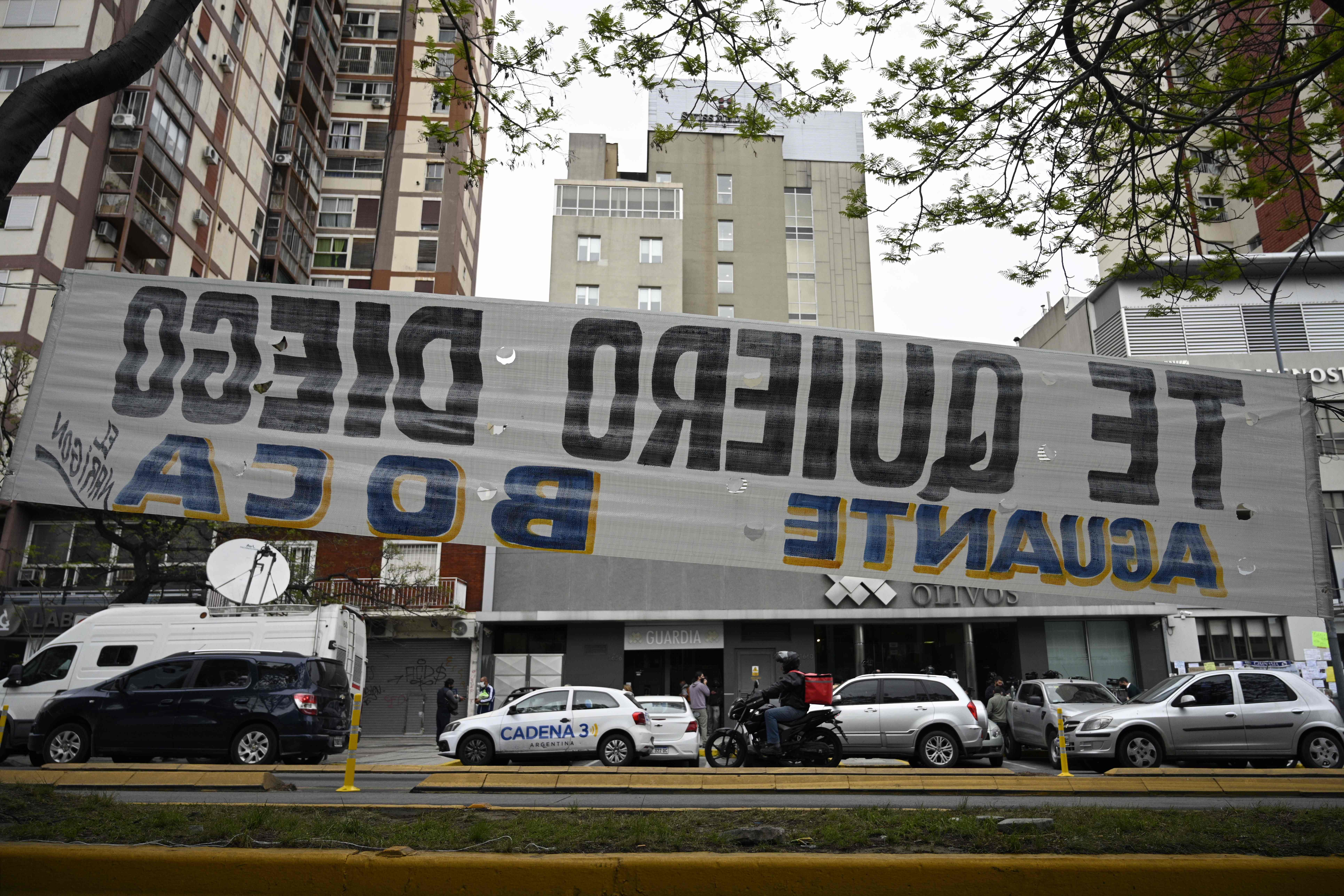 Spanduk dukungan terlihat di luar klinik swasta tempat mantan bintang sepak bola Argentina jalani operasi otak.