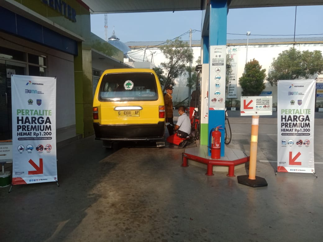 Sebuah angkot mengisi BBM di sebuah SPBU di Tegal.
