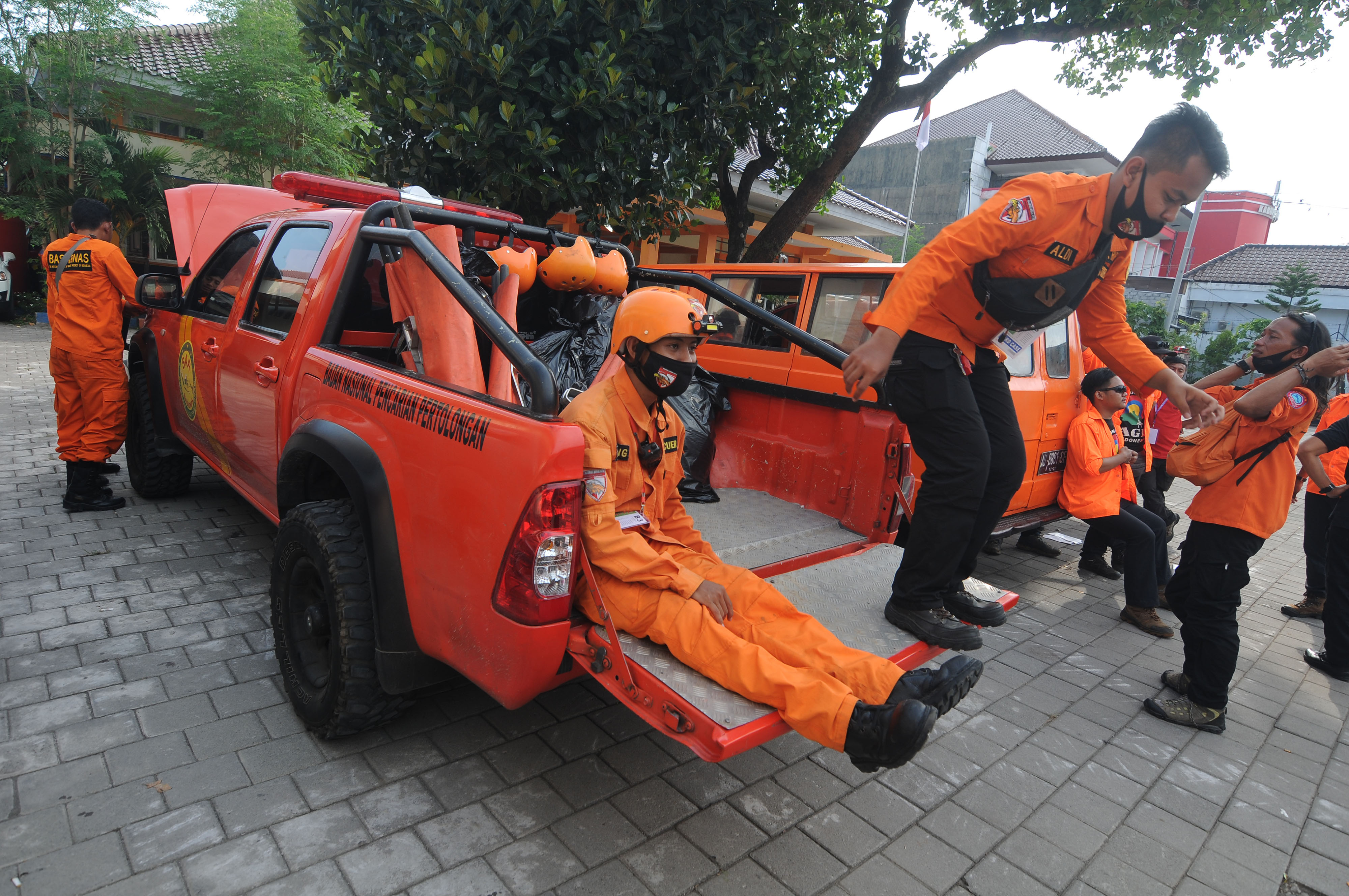 Sejumlah relawan bersiap untuk diberangkatkan ke Kawasan Rawan Bencana (KRB) III Gunung Merapi di Kantor BPBD Kabupaten Boyolali