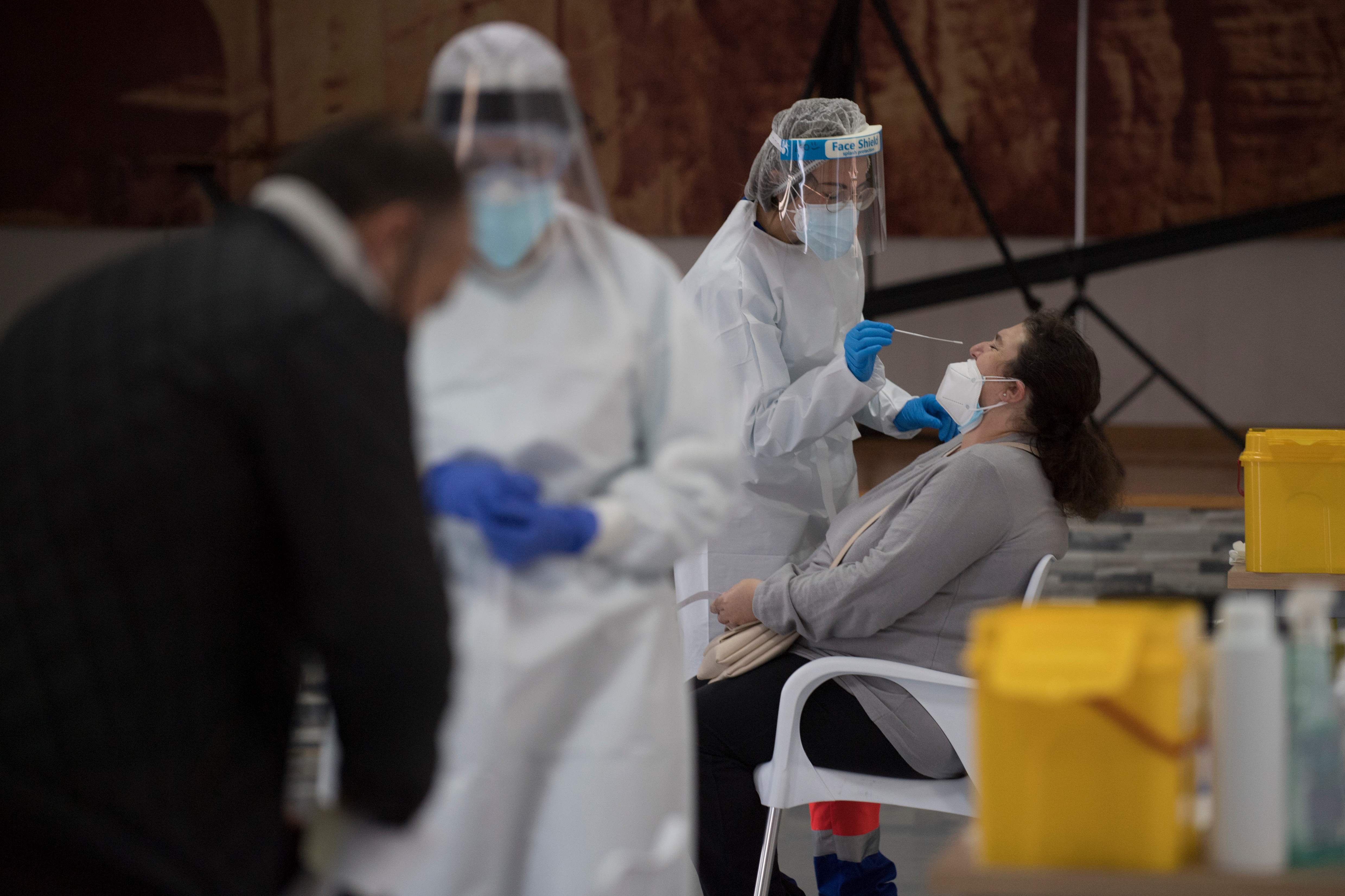 Ilustrasi petugas kesehatan mengambil spesimen dari tes swab