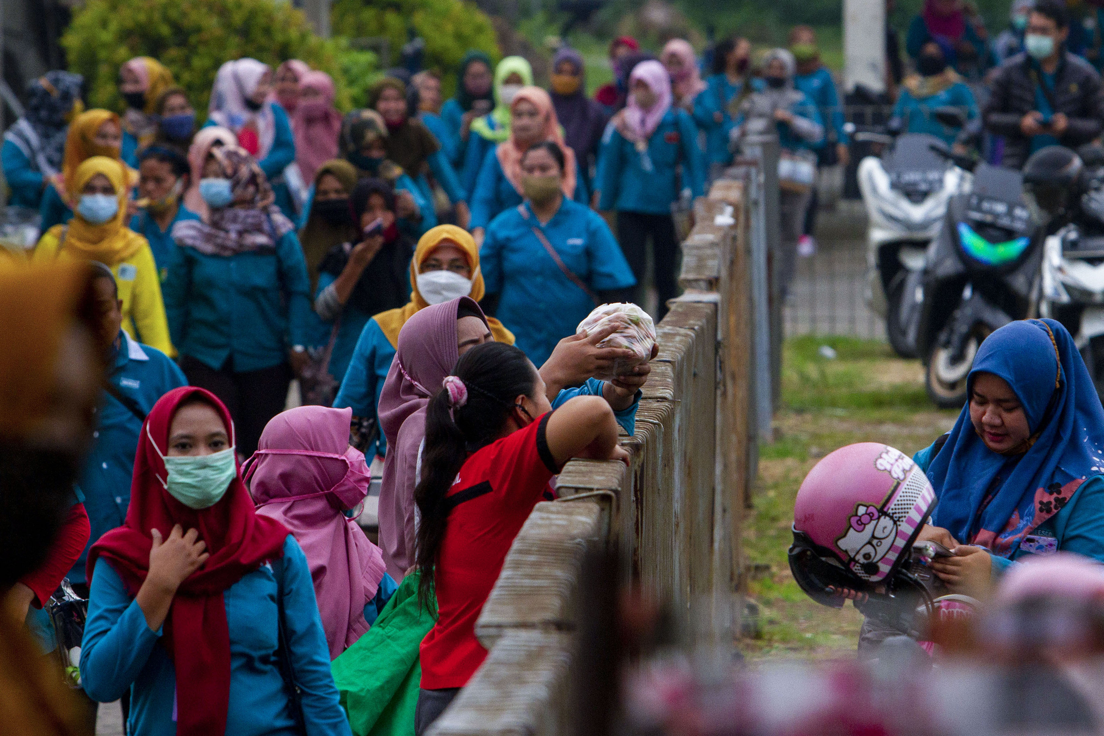 Sejumlah pekerja berjalan keluar dari salah satu pabrik di Karawang, Jawa Barat, Senin (23/11/2020). 