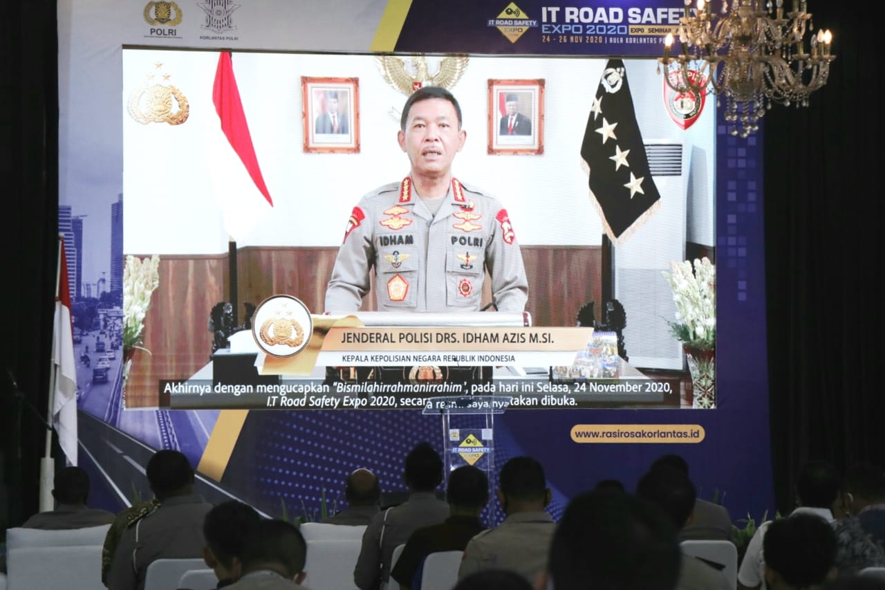Kapolri memberi pemaparan sebagai keynote speech pada acara IT Road Safety Expo 2020 di Aula Djajoesman, Korlantas Polri, Jakarta. 