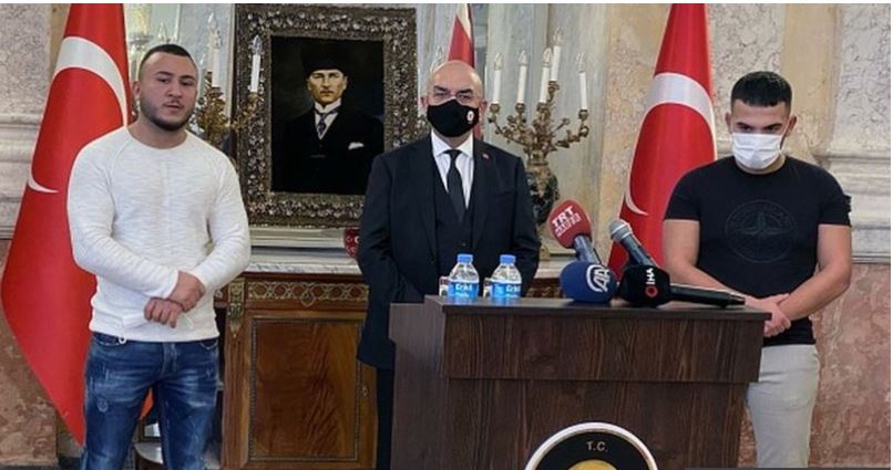 Recep Tayyip Gultekin (kanan) dan Mikail Ozen diundak ke kedutaan besar Turki di Wina.