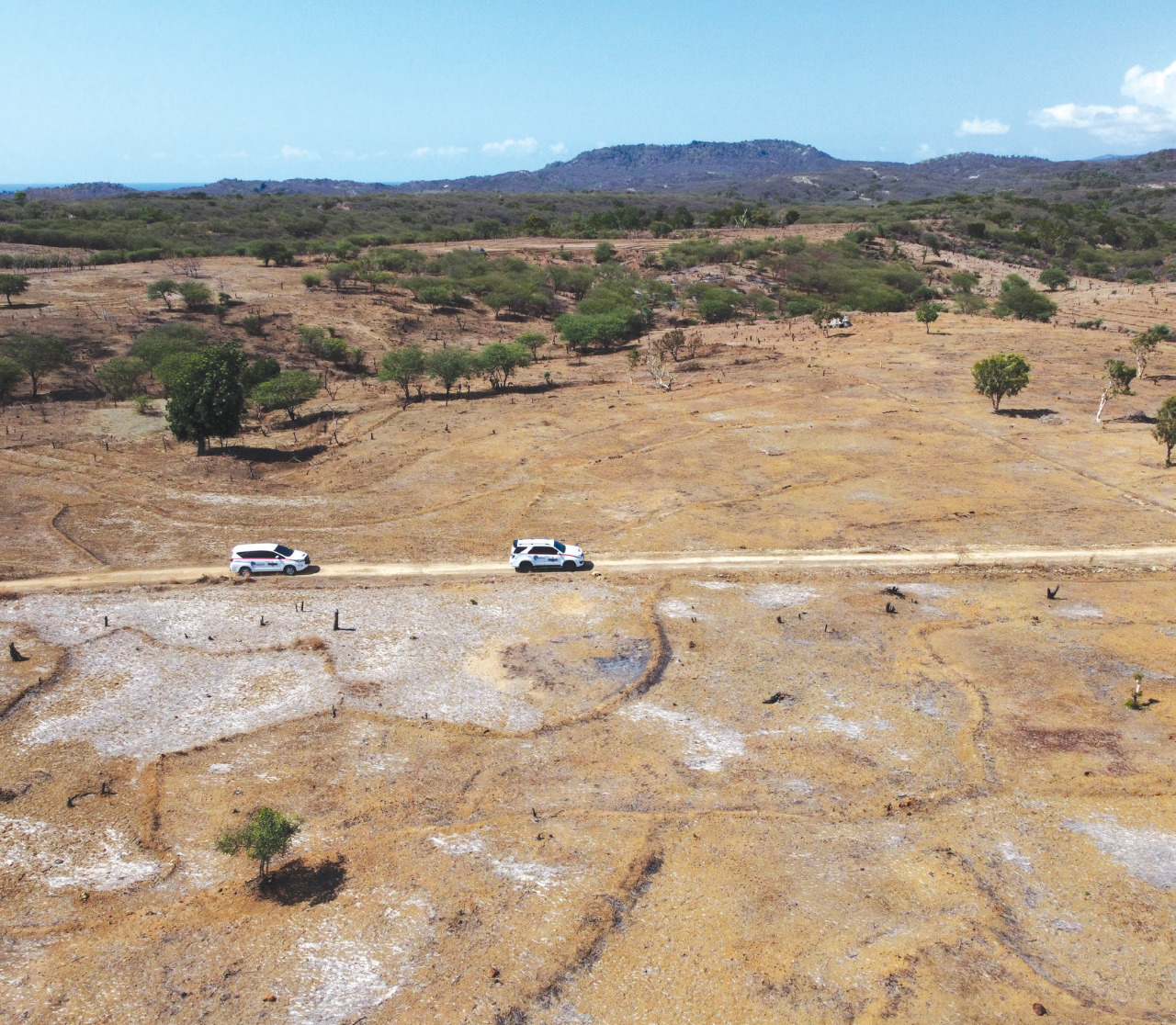 Mobil Tim Ekspedisi Bakti Untuk Negeri Rote melintas di kawasan Sonimanu, Rote Ndao, NTT.