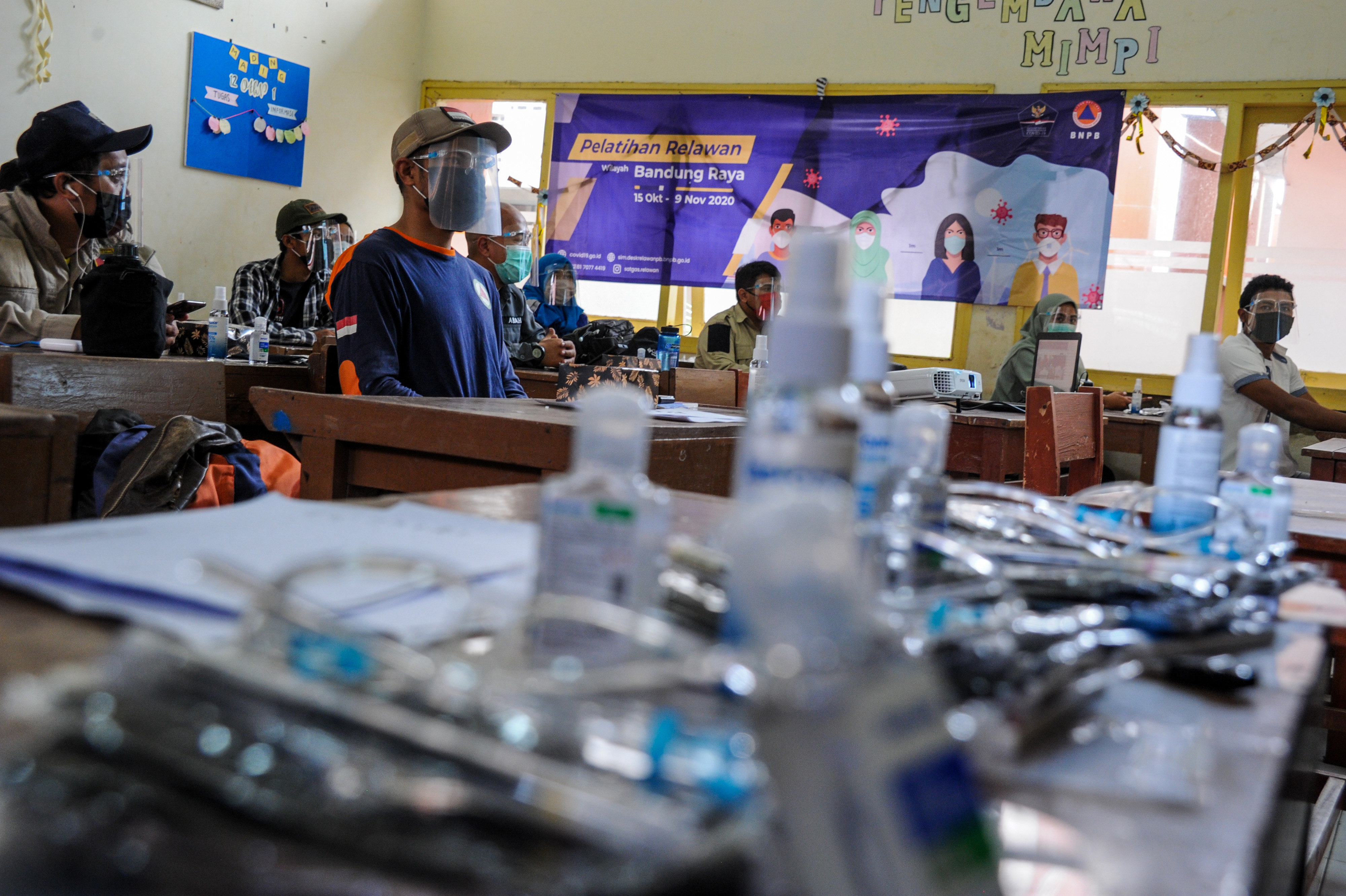 Sejumlah relawan mengikuti pelatihan penanggulangan COVID-19 di SMKN 3, Bandung, Jawa Barat, beberapa waktu lalu.