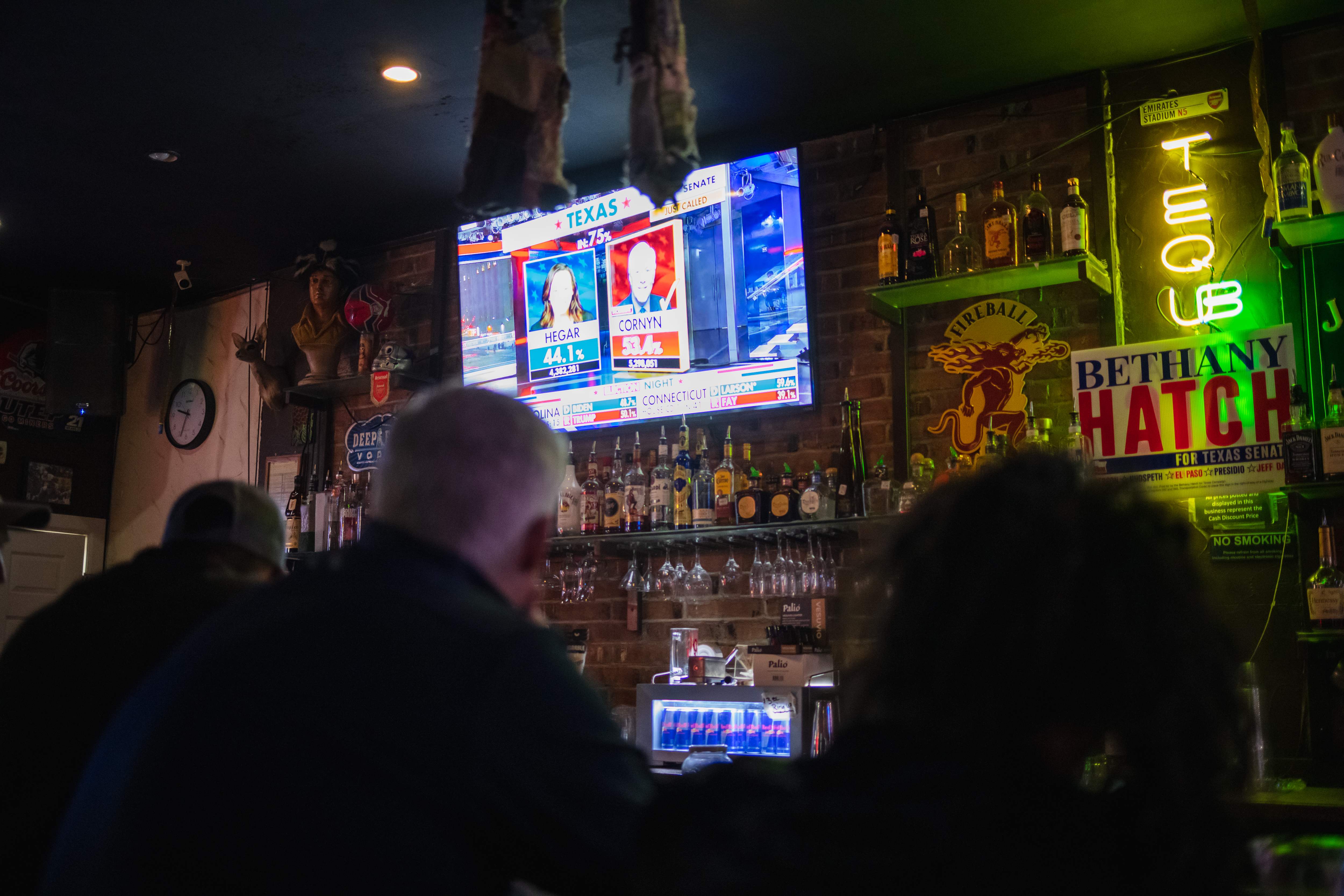 Warga menyaksikan penghitungan suara pilpres AS