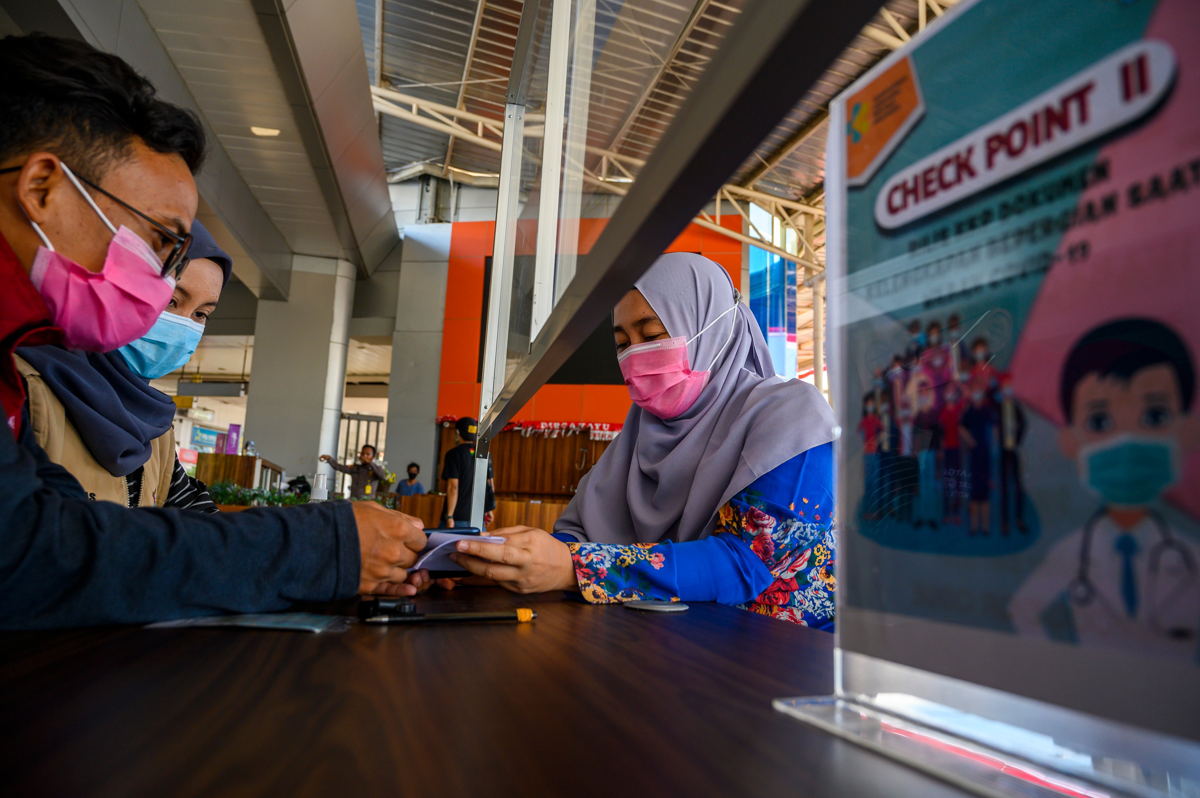 VERIFIKASI ADMINISTRASI PELAKU PERJALANAN DI BANDARA.