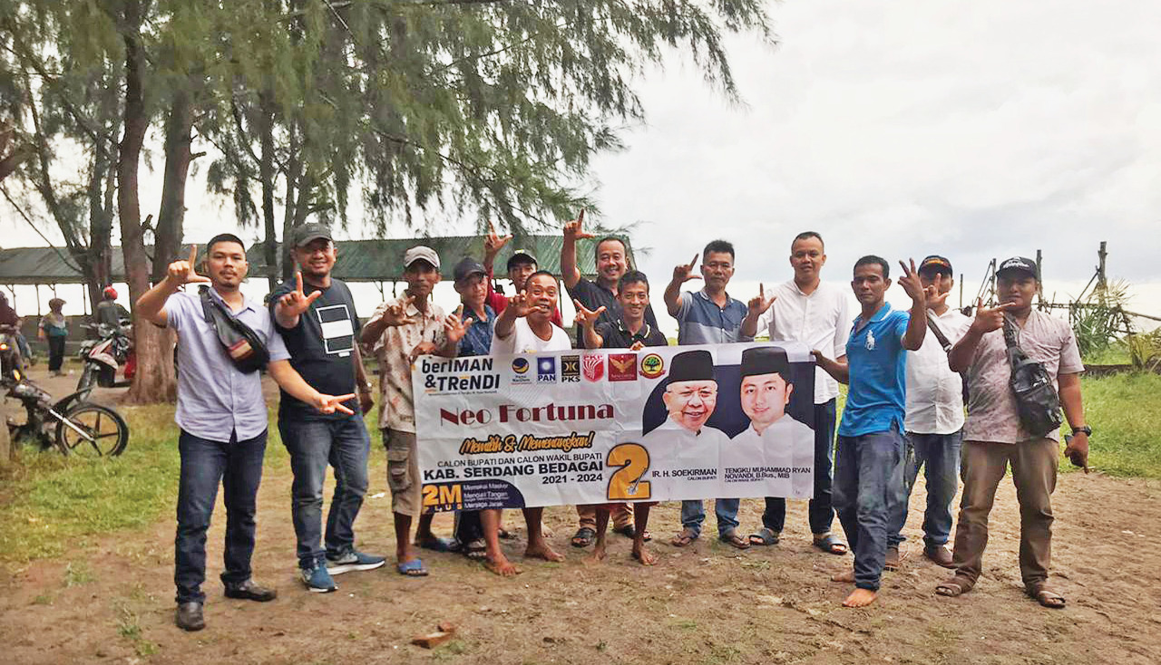 Para pendukung pasangan calon Bupati dan Wakil Bupati Serdang Bedagai (Sergai) nomor urut 2 Soekirman-Tengku Ryan memegang spanduk dukungan.