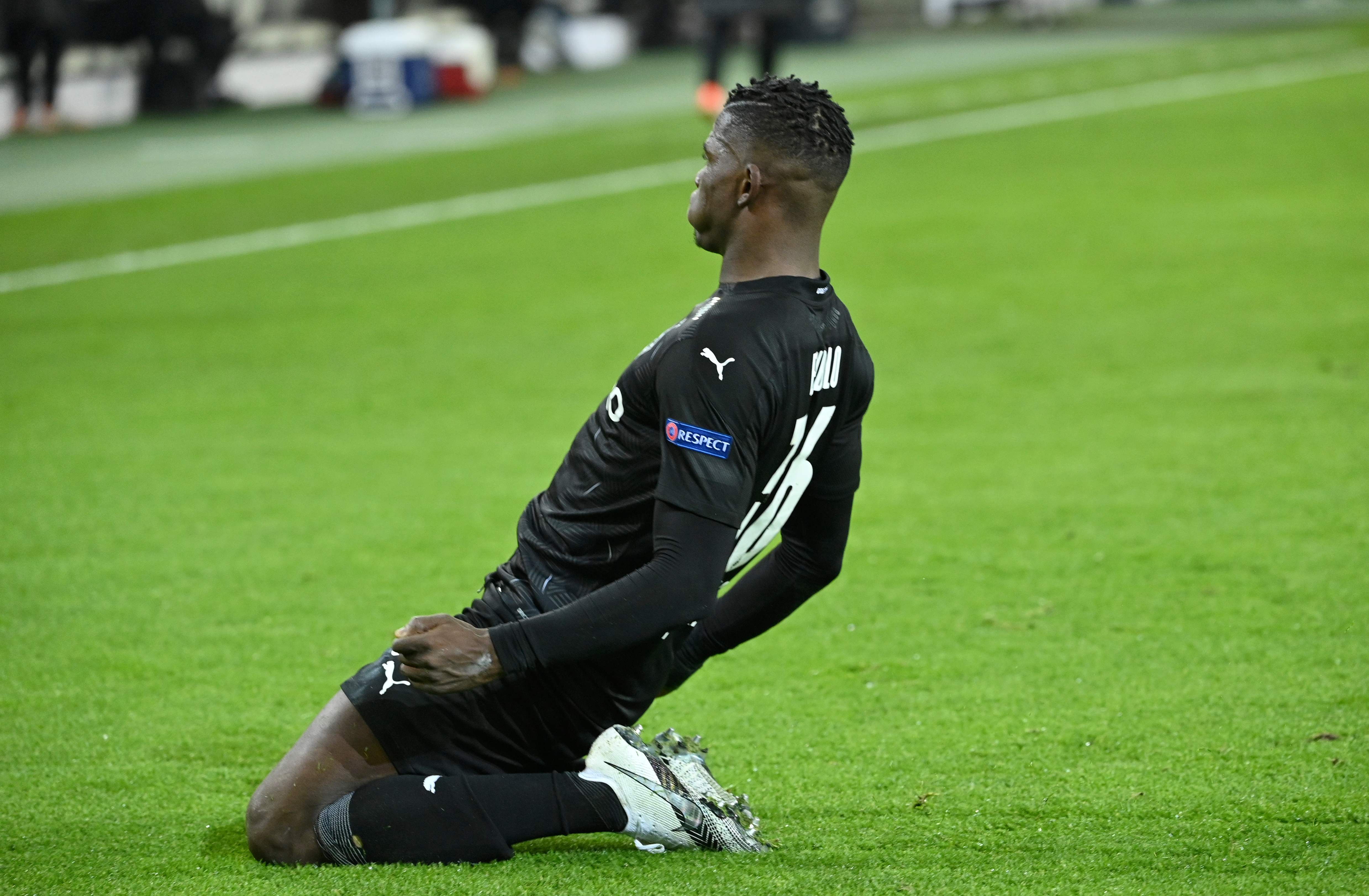 Striker Borussia M'gladbach Breel Embolo merayakan gol yang dicetak ke gawang Shakhtar Donetsk dalam laga Liga Champaions, Kamis (26/11).