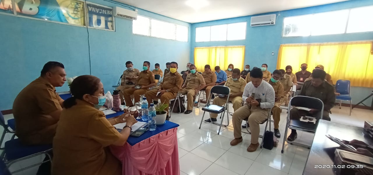  Bupati Sikka Fransiskus Roberto Diogo bersama OPD membahas akses air bersih dan stunting di Kabupaten Sikka, NTT.