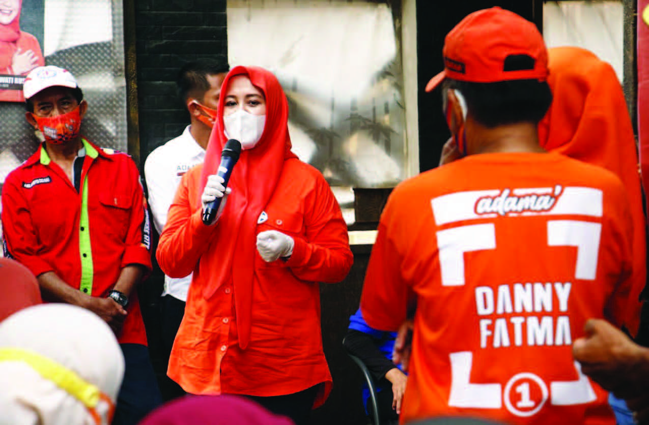 NOMOR URUT 1: Calon Wakil Wali Kota Makassar Fatmawati Rusdi berbicara kepada pendukungnya seusai mendaftar ke KPU Makassar, Jumat (4/9).
