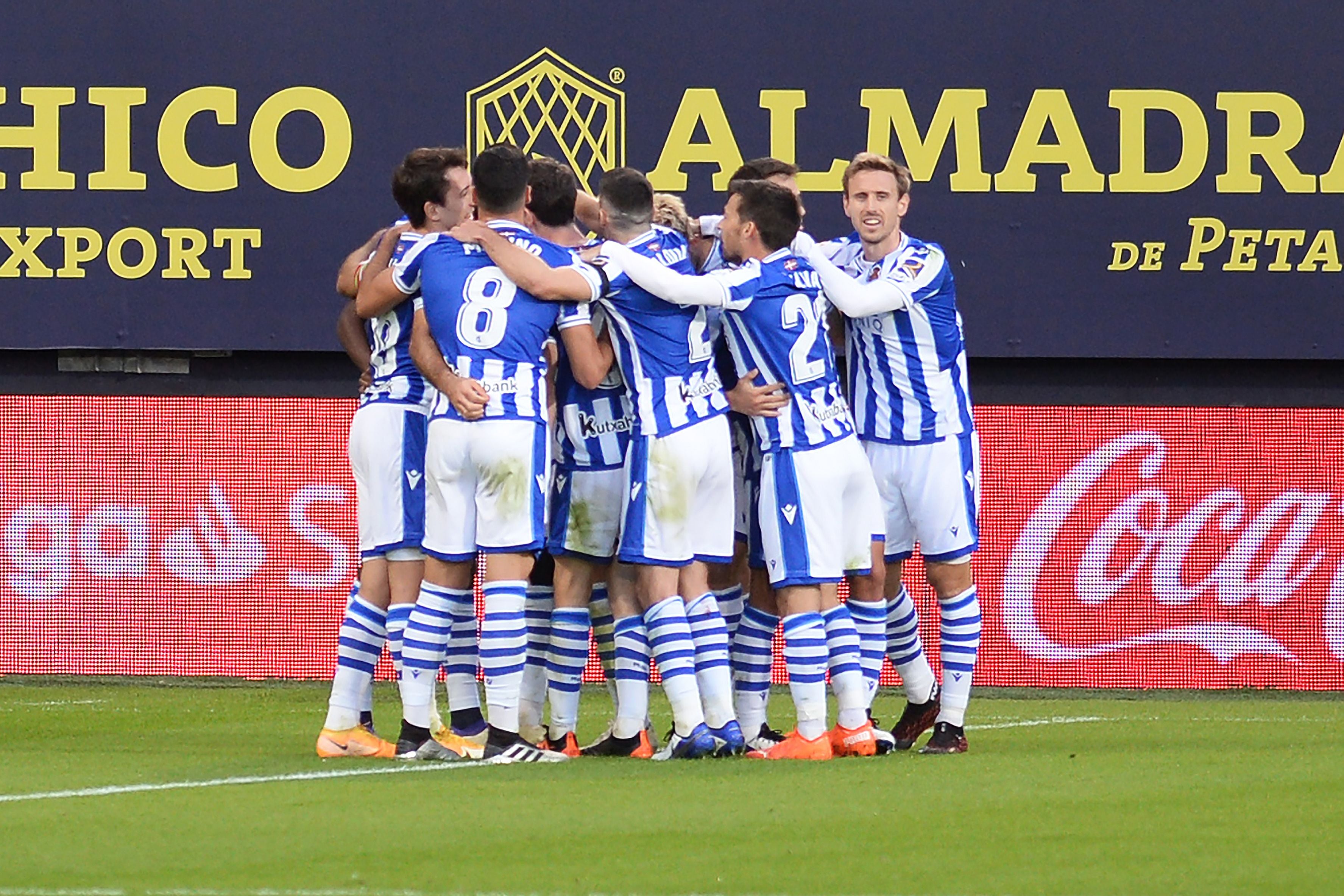 Para pemain Real Sociedad melakukan selebrasi usai mencetak gol ke gawang Cadiz dalam laga La Liga.