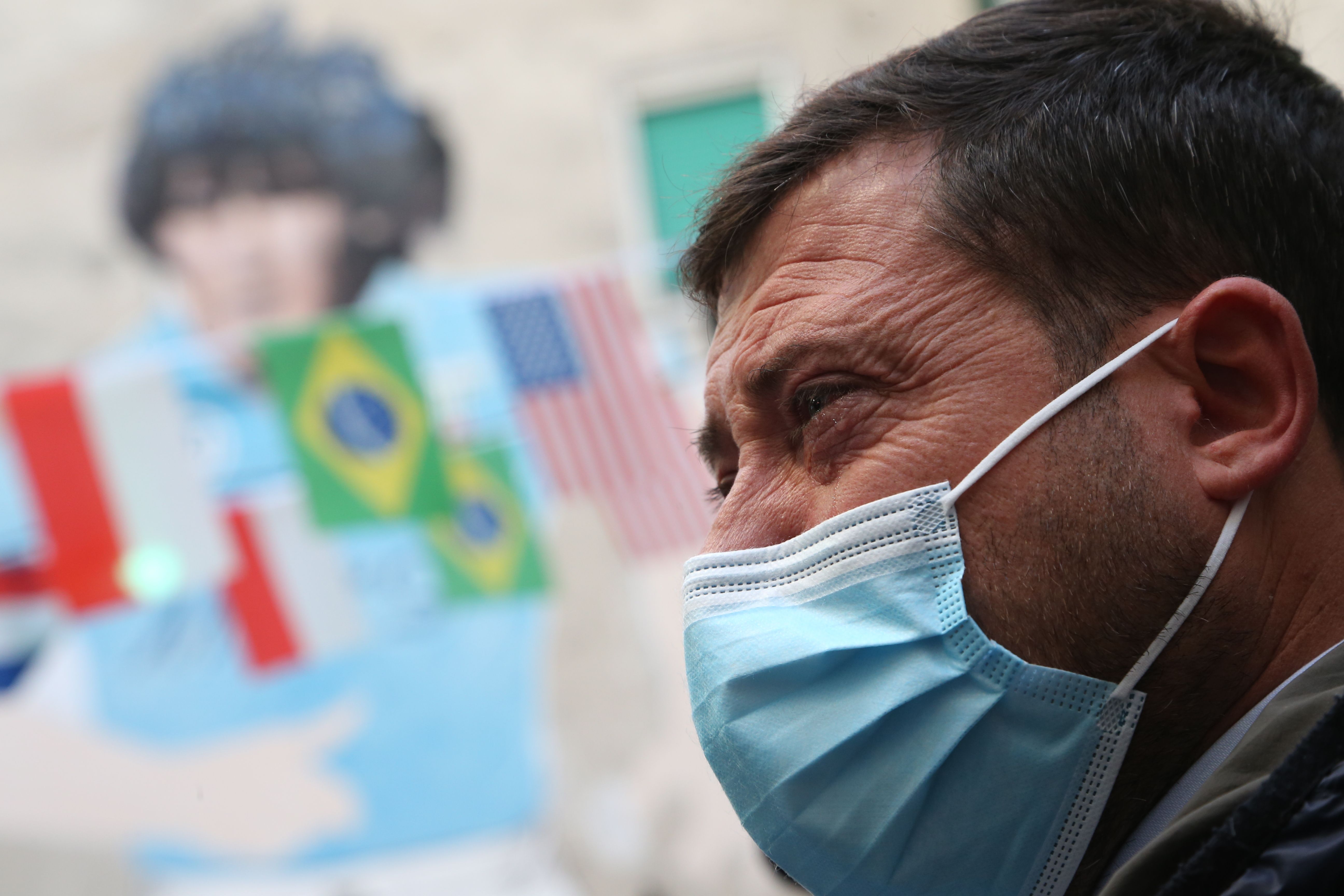 Warga Naples menangis mendengar kabar meninggalnya Diego Maradona.