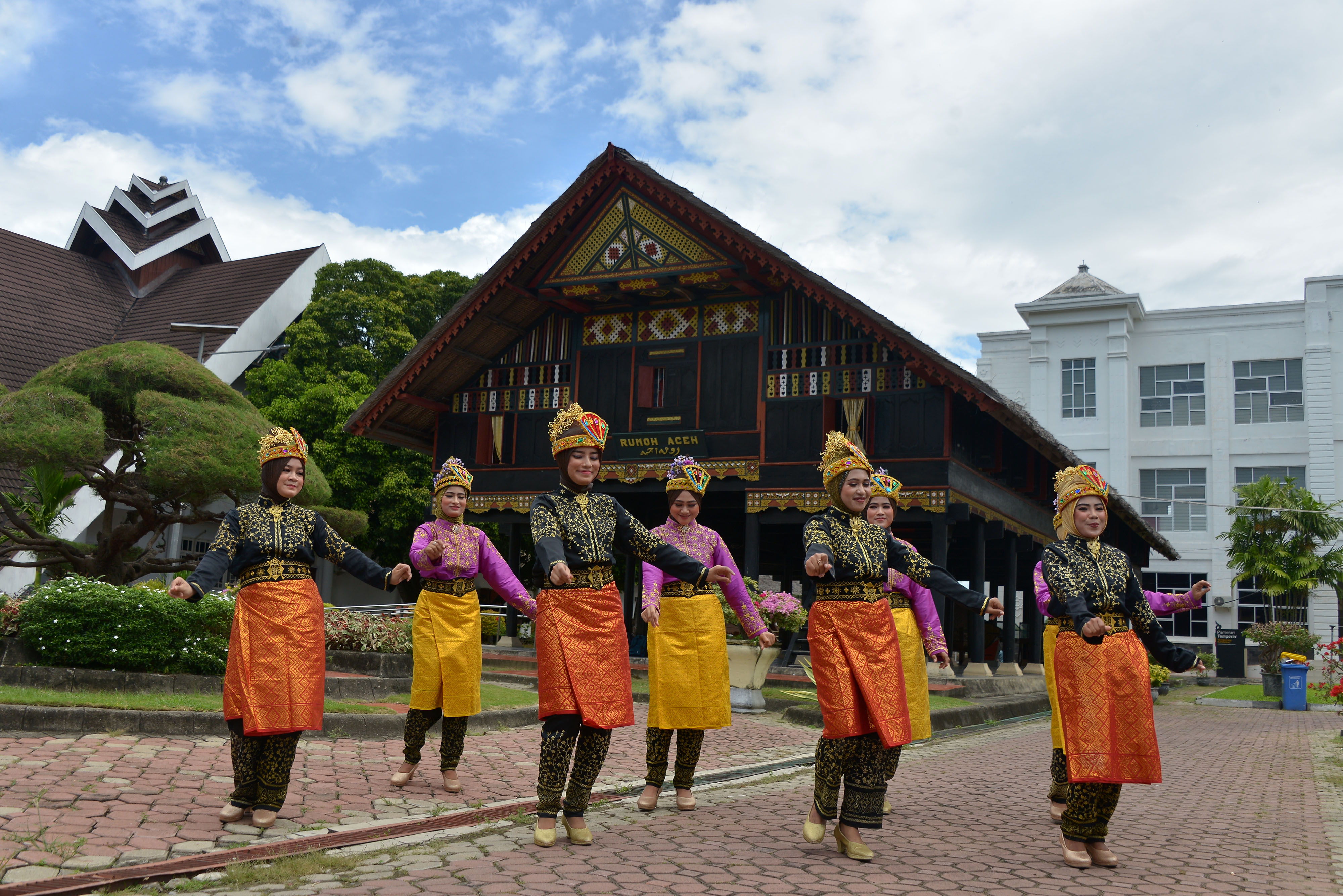 Sejumlah penari berbusana adat Aceh menampilkan tari tradisional Seulawet di Museum Aceh, Banda Aceh, Kamis (24/11)