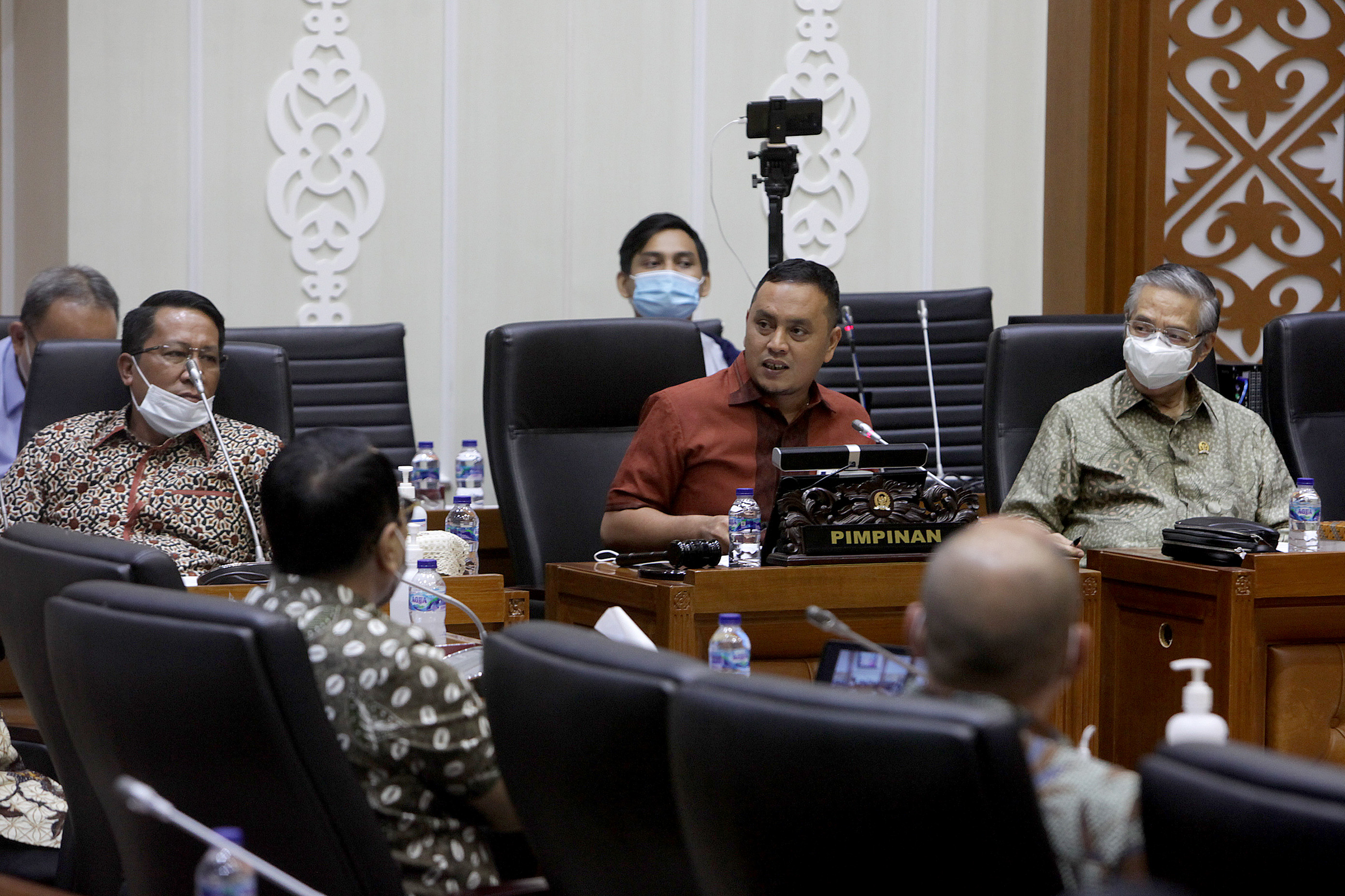 Pimpinan Baleg Willy Aditya (tengah) didampingi Supratman Andi Agtas (kiri), dan Syamsuddin memimpin rapat di Gedung Nusantara II DPR.