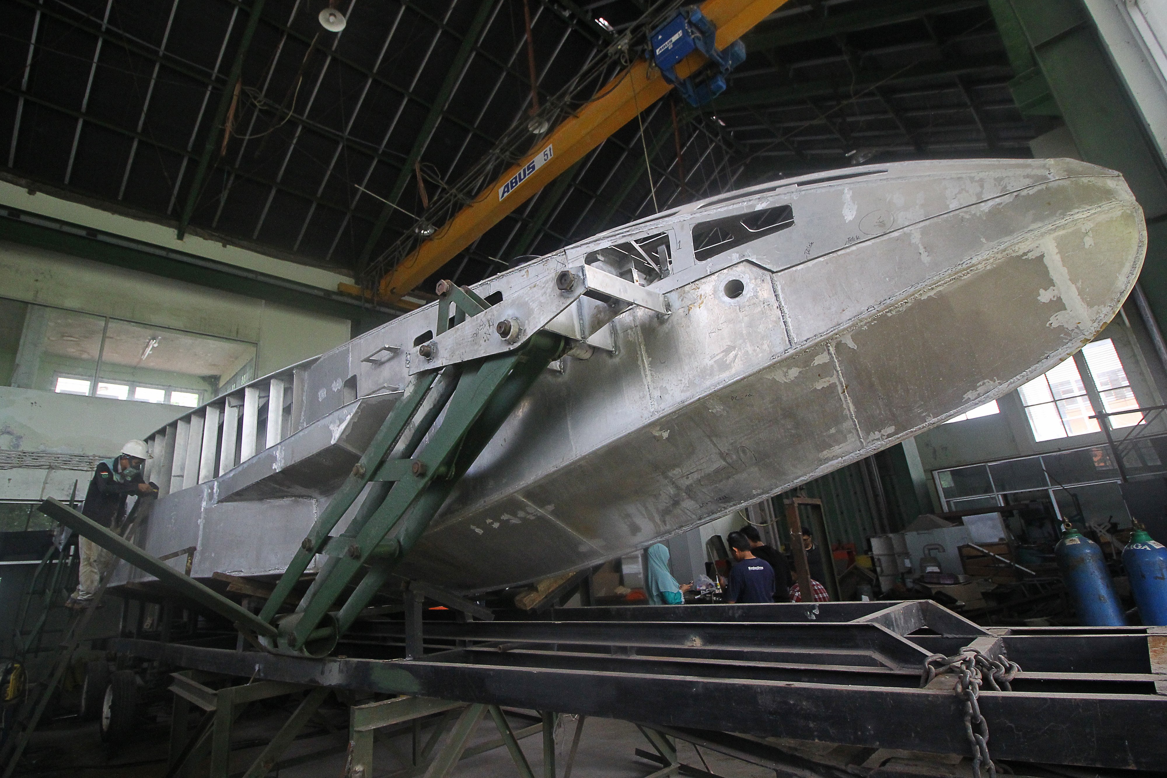  Pekerja memproses pembuatan kapal perang 