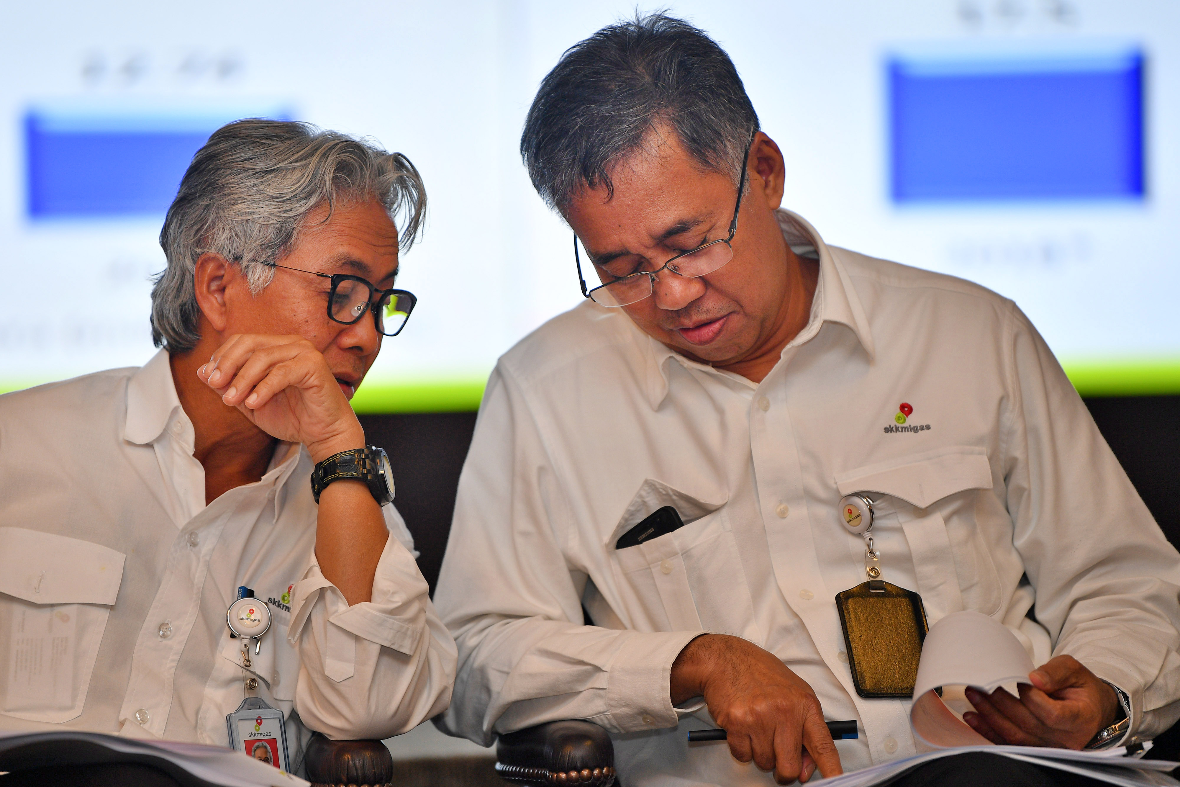  Kepala SKK Migas Dwi Soetjipto (kiri))berbincang dengan Wakil Kepala Sukandar saat menyampaikan keterangan pers capaian kinerja hulu migas 