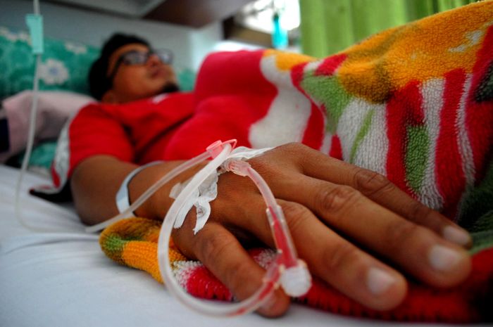 Pasien DBD sedang dirawat dengan memberi cairan infus di salah salu fasilitas kesehatan di Bengkulu.