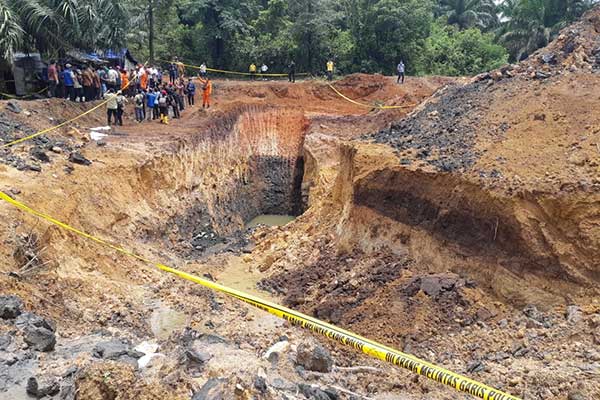 Sepuluh penambang emas tradisional tewas terkubur saat terjadi longsor di Sungai Seribu, Kecamatan Arut Utara, Kotawaringin Barat.