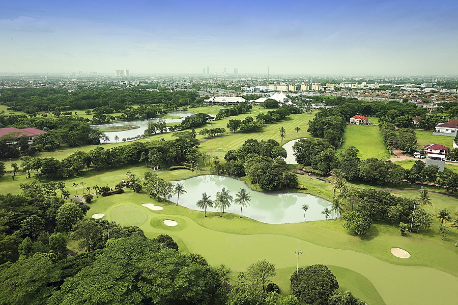 Salah satu view lapangan golf di kawasan Kota Modern, Tangerang.