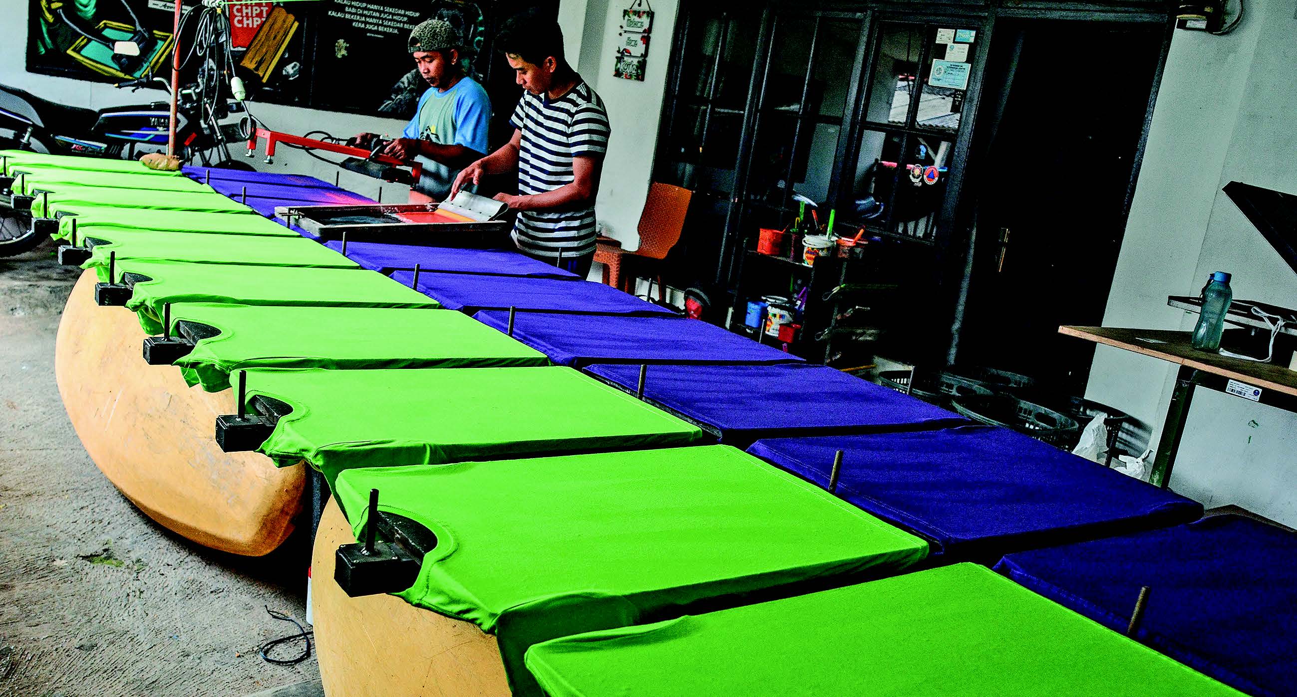 DUKUNGAN KEPADA UMKM: Pekerja menyelesaikan produksi pakaian di rumah produksi CHPT di Gegernoong, Kota Tasikmalaya, Jawa Barat, Kamis (19/1