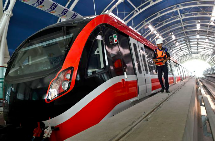 Gerbong kereta 'light rail train' atau lintas rel terpadu (LRT).