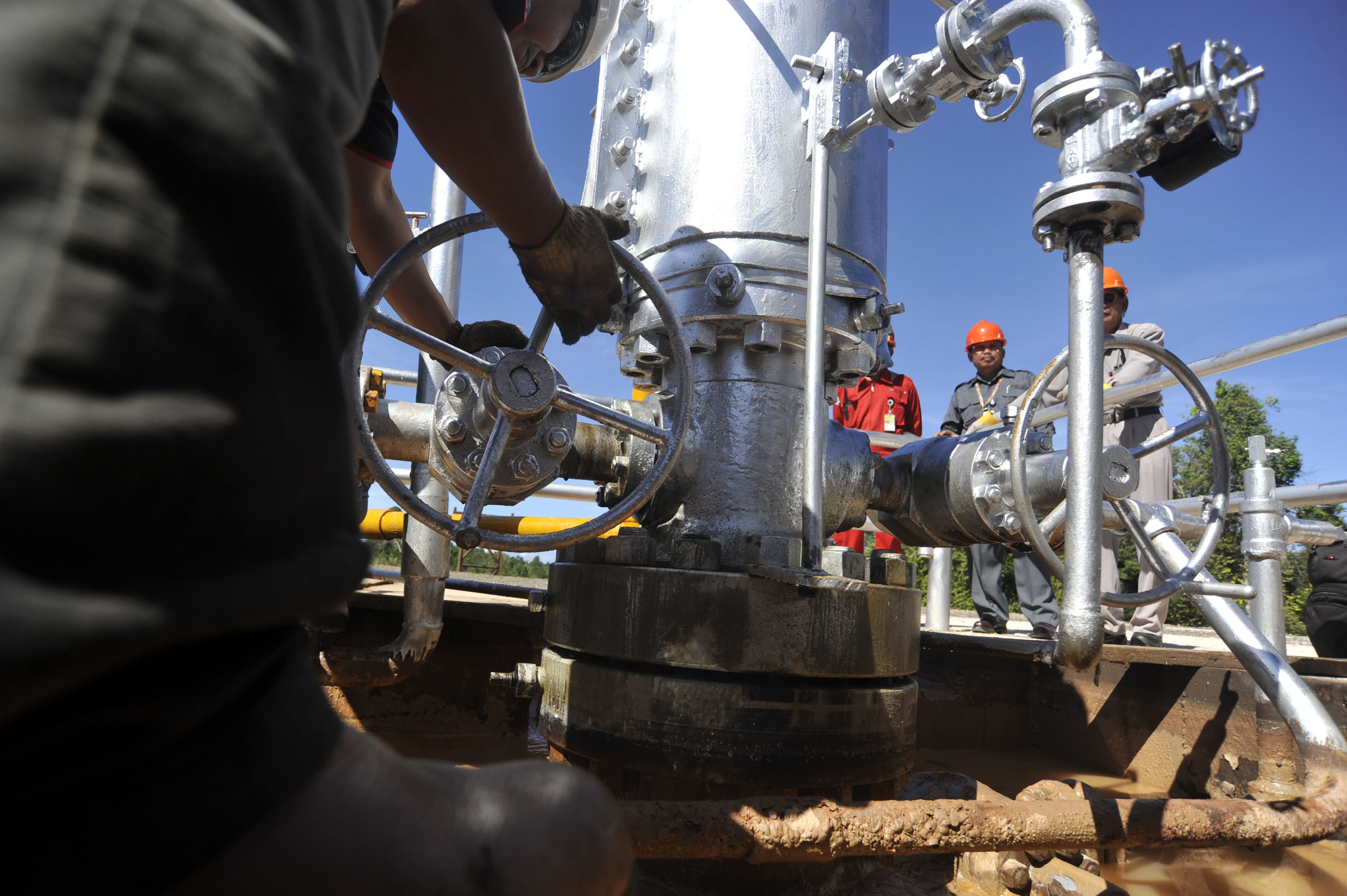 TARGET PRODUKSI MINYAK: Pekerja beraktivitas di Sumur Bunyu 18, Pertamina EP Field, Bunyu, Kalimantan Timur.