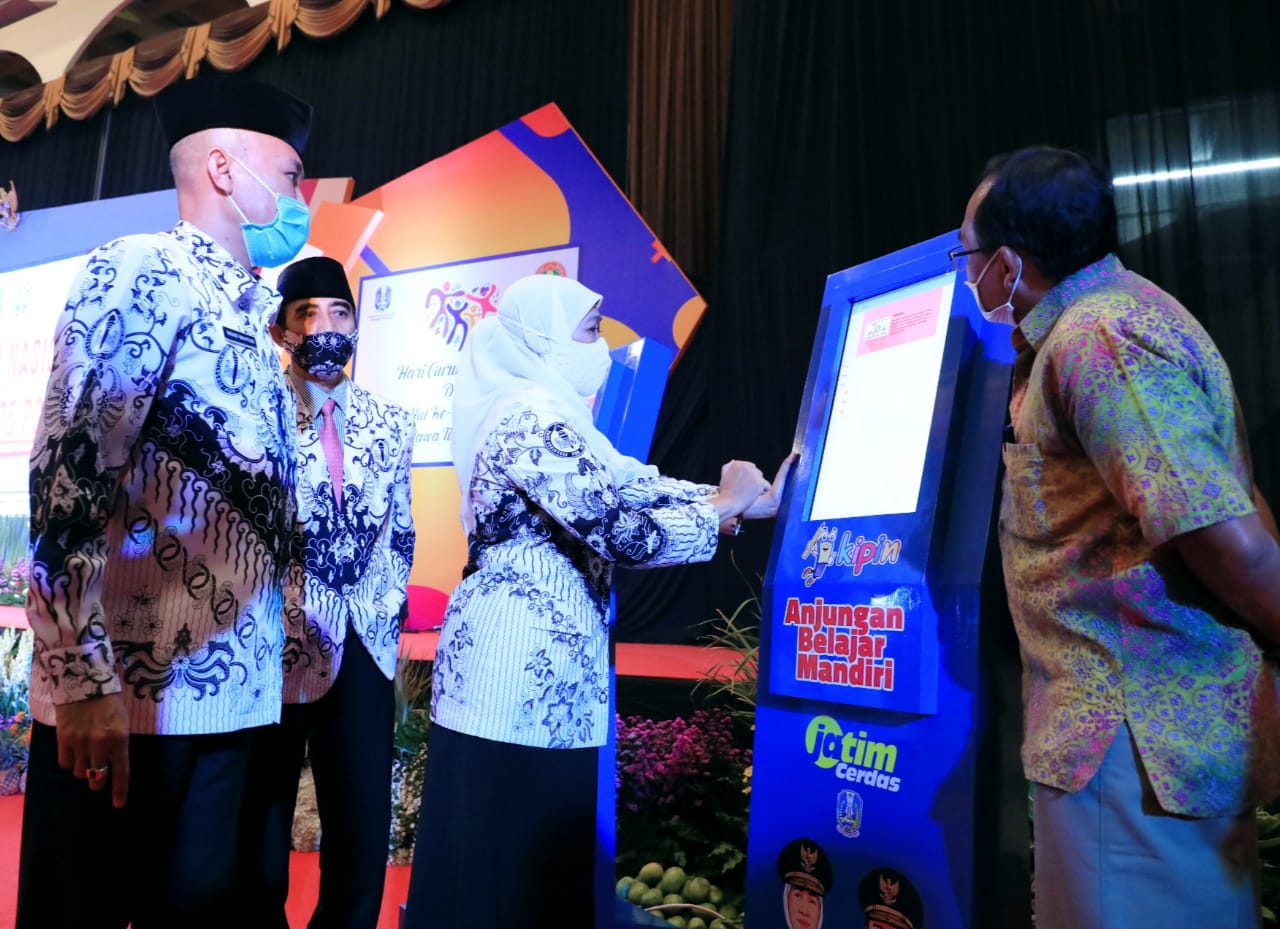 Gubernur  Jatim Khofifah Indar Parawansa melakukan pengecekan anjungan belajar mandiri (ABM). 