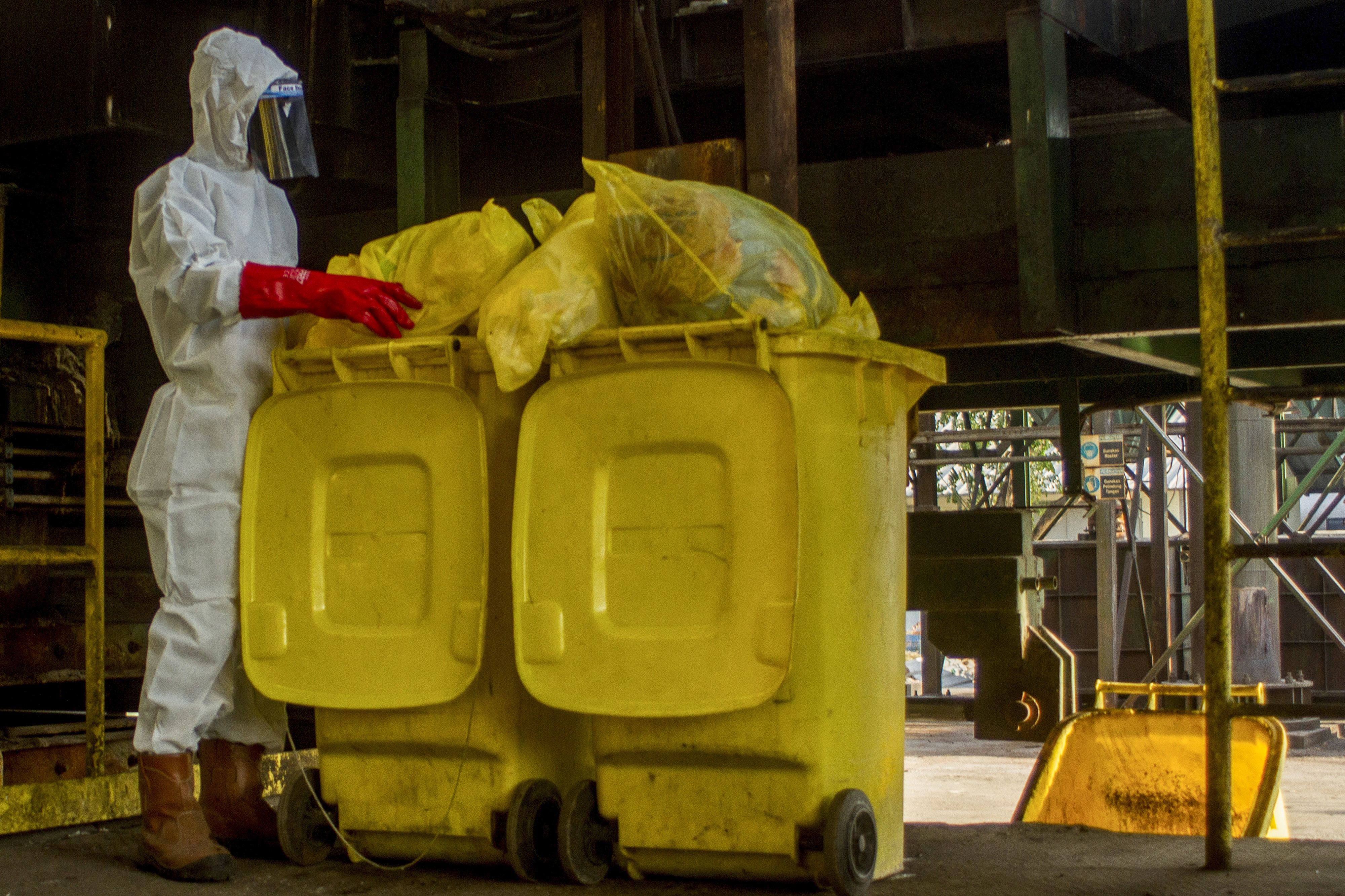 Petugas bersiap melakukan proses pembakaran limbah medis dengan menggunakan mesin incinerator.