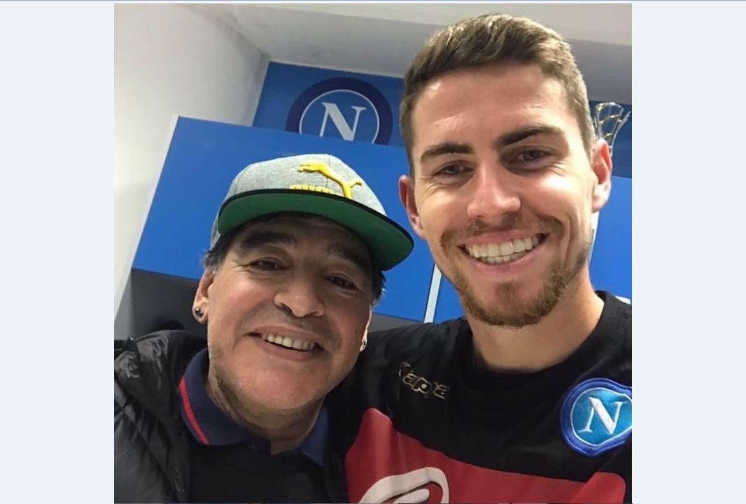 Jorginho (kanan) berfoto bersama dengan Diego Maradona