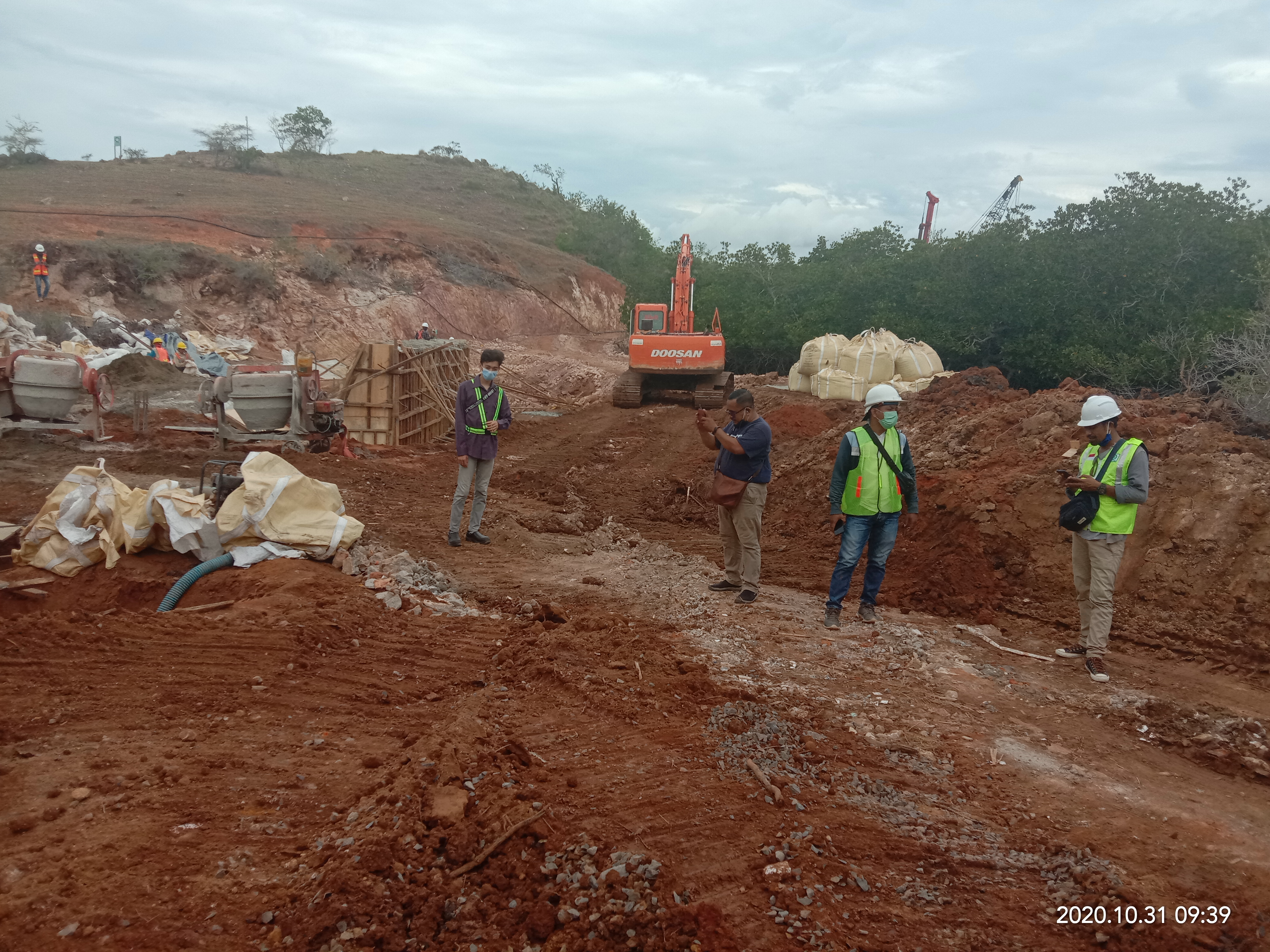 Zona pemanfaatan: Zona pemanfaatan di Loh Buaya pulau Rinca TN komodo yang sedang di bangun sarpras oleh kementrian PUPR.  