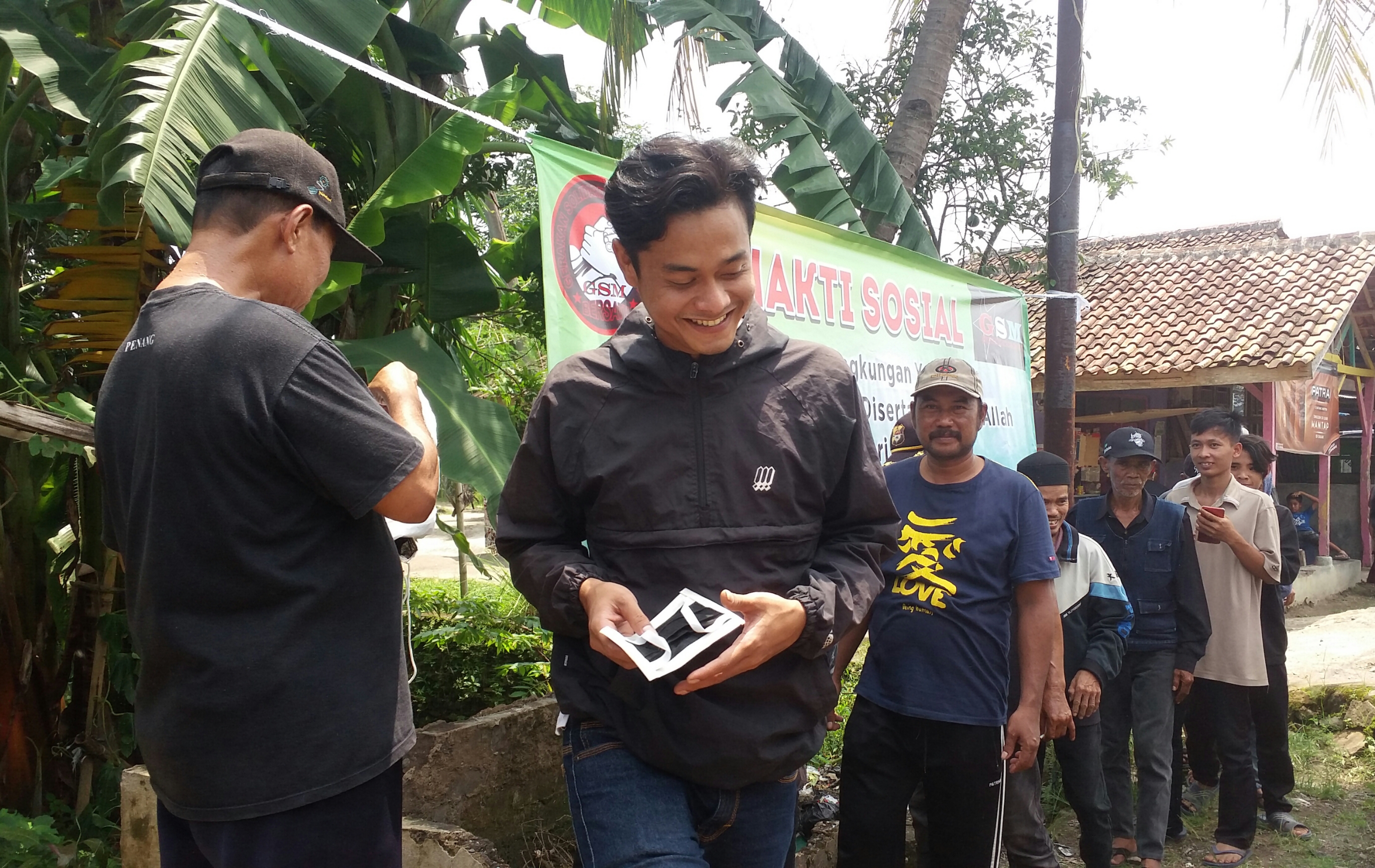 Pembagian masker gratis untuk warga di Kabupaten Cianjur, Jawa Barat