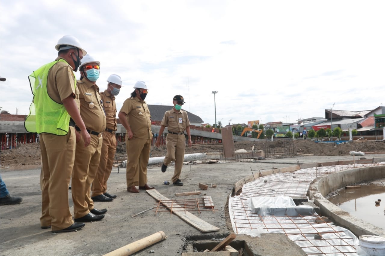 Wali Kota Tegal Yon Supriyono, meminta kontraktor agar pekerjaan dikebut, dengan menambah jumlah tenaga kerja dan dilakukan lembur 24 jam.