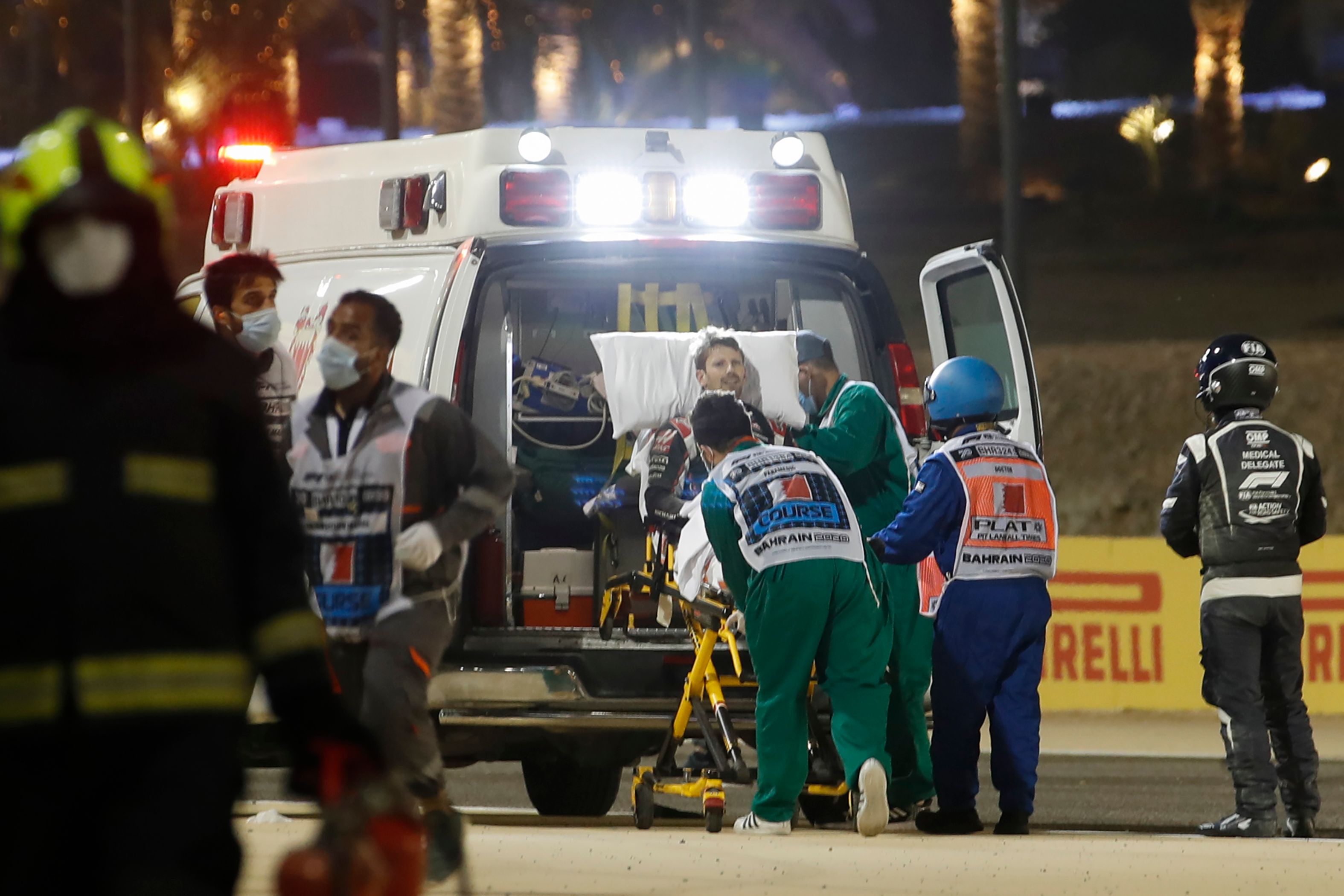Pembalap tim Haas Romain Grosjean mendapat bantuan tim medis usai mengelami kecelakaan di GP Bahrain.