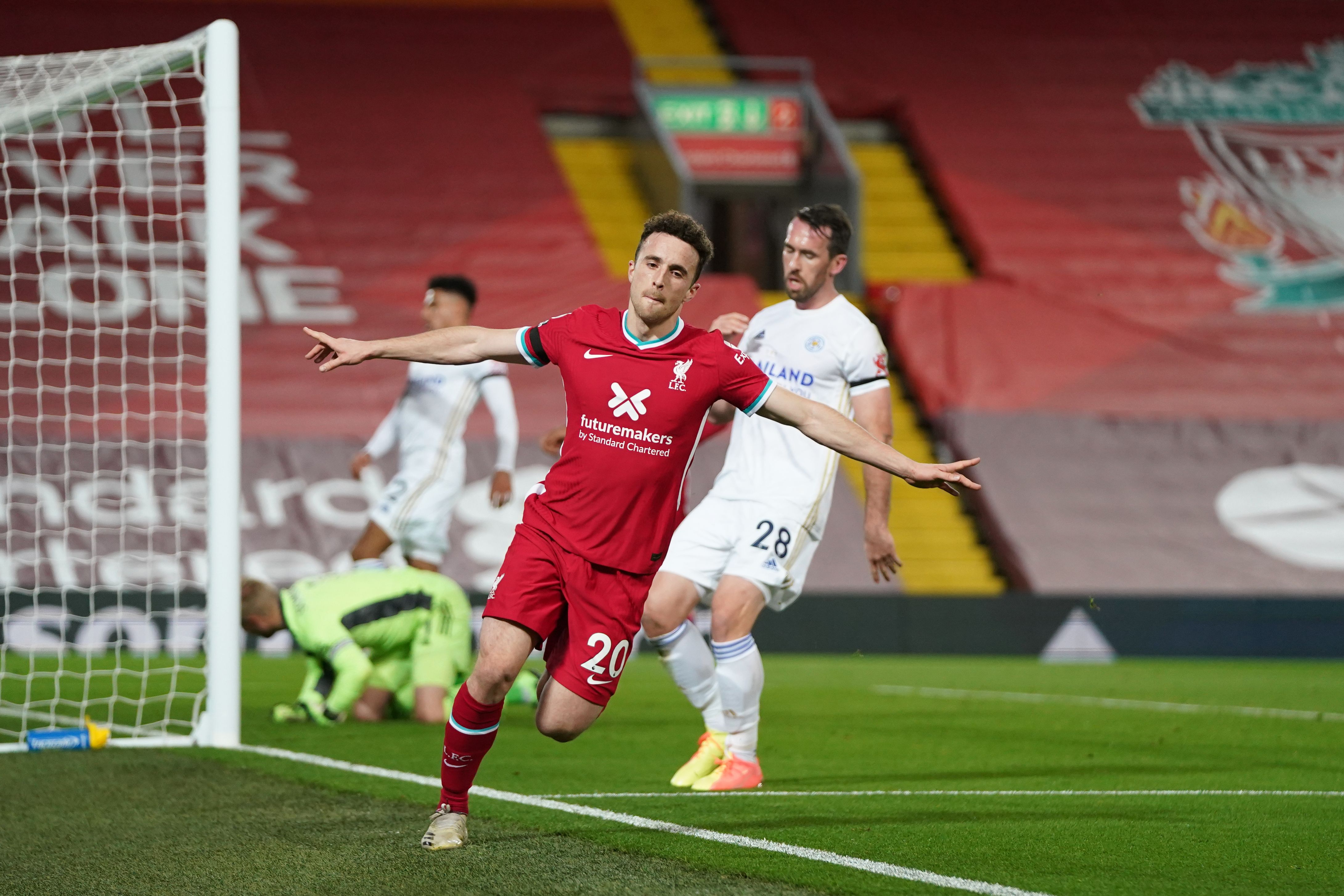 Pemain Liverpool Diogo Jota melakukan selebrasi gol