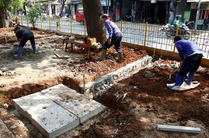  Petugas Sudin Tata Air Jakarta Selatan tengah membuat sumur resapan di kawasan Lenteng Agung, Jakarta Selatan, Jumat (15/3)