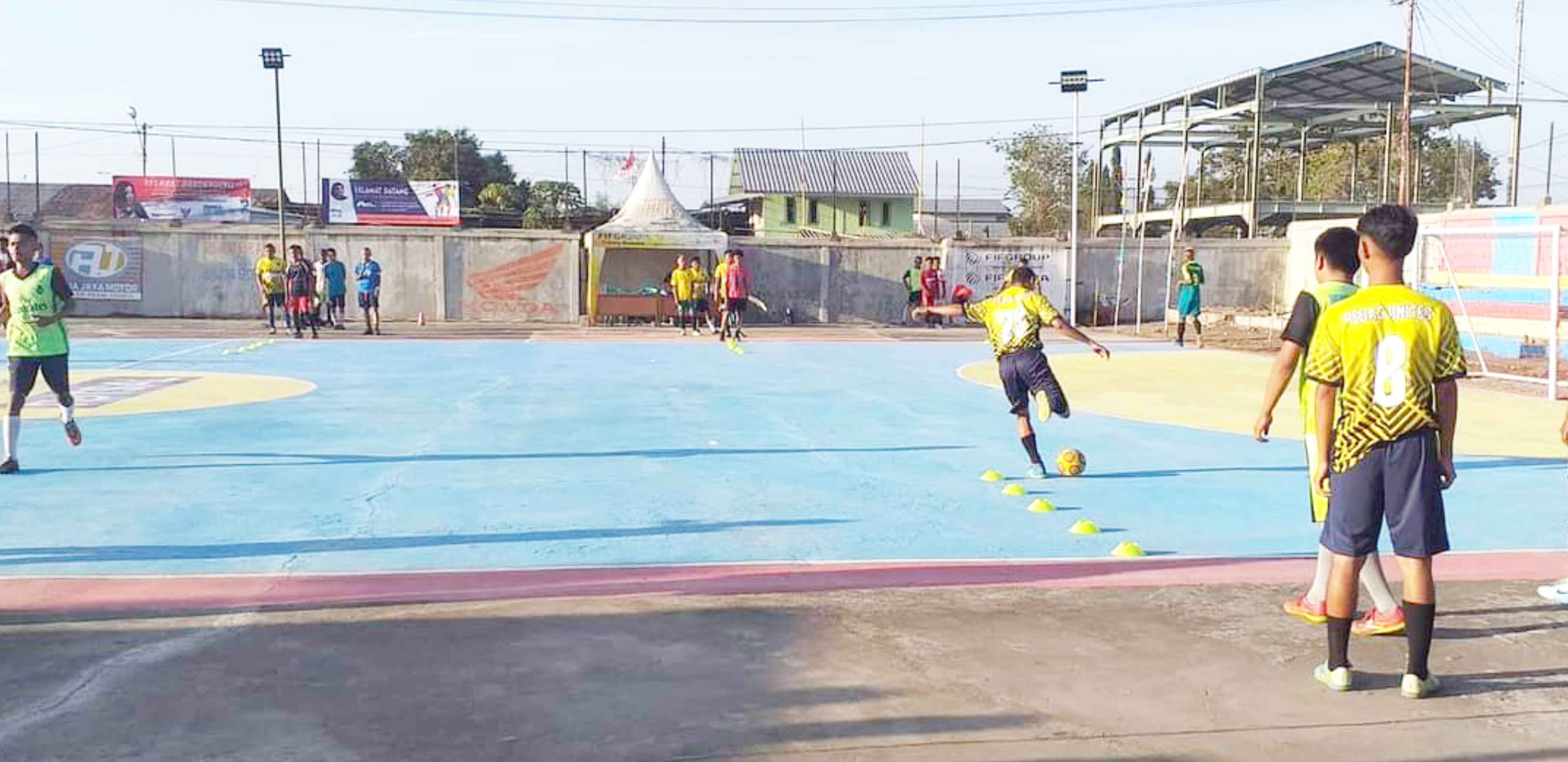 Sejumlah pemain futsal berlatih di Sikka, NTT.