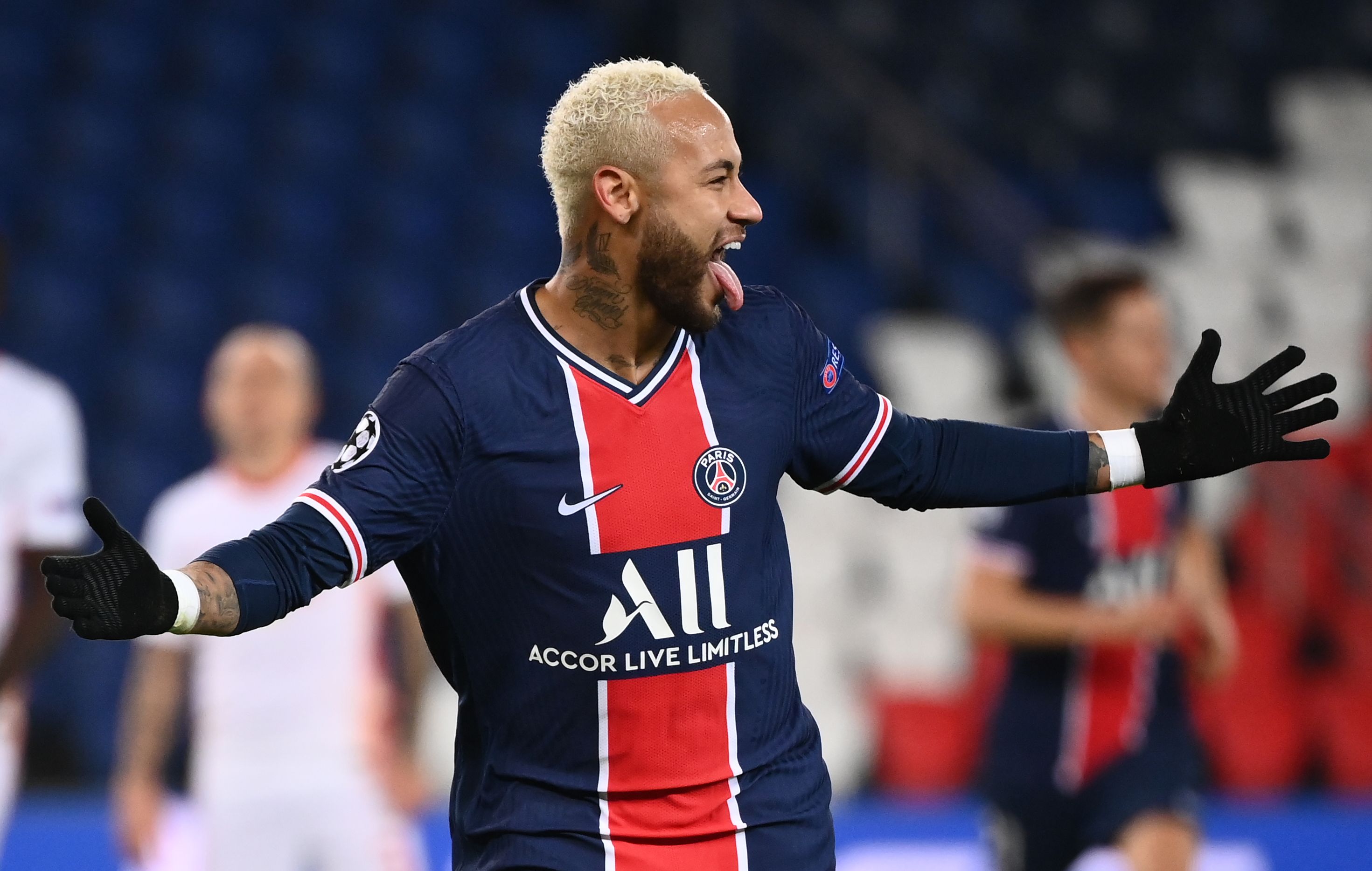 Penyerang PSG Neymar melakukan selebrasi usai mencetak gol ke gawang Leipzig di laga Liga Champions.