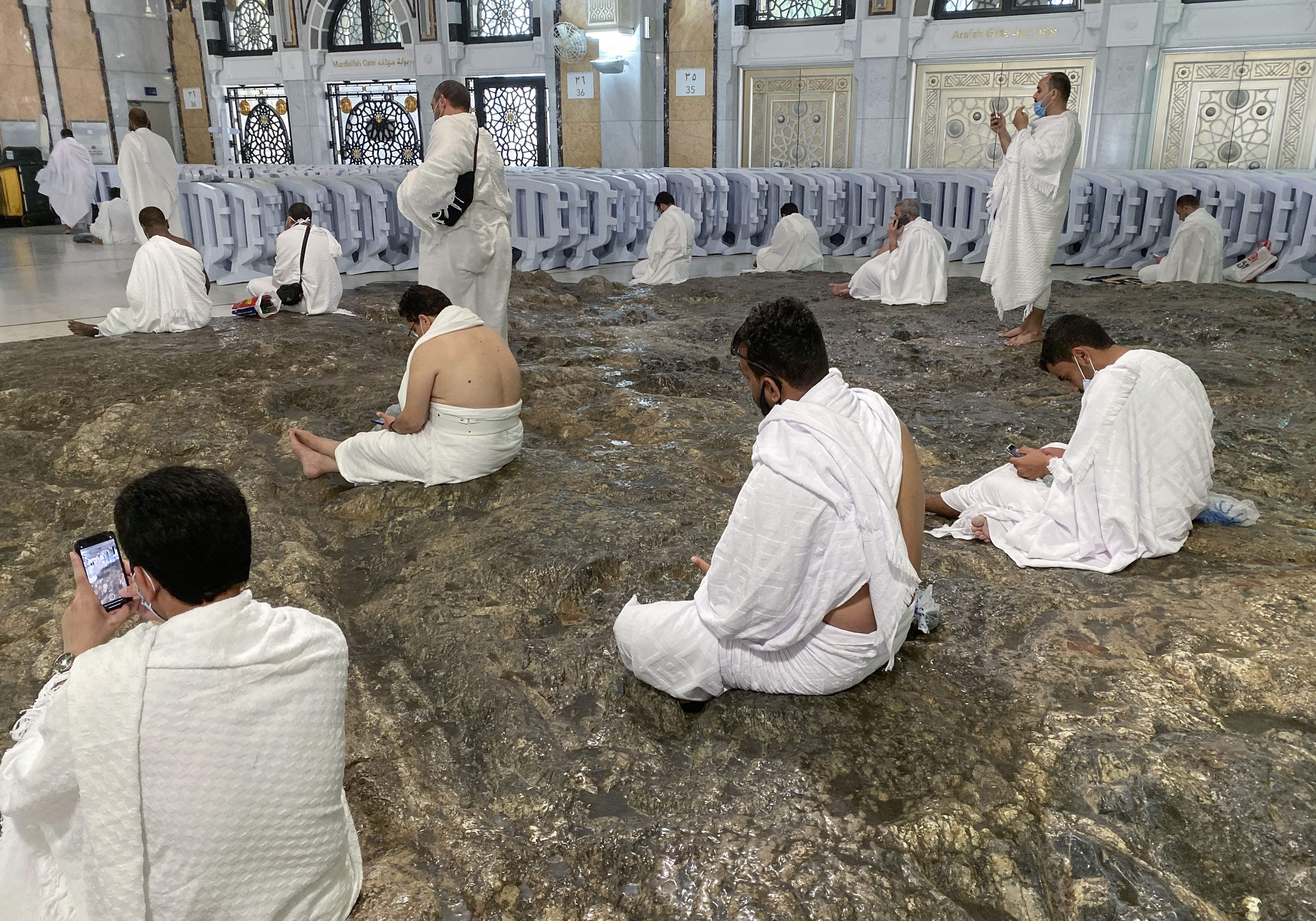 Jemaah umrah dari Arab Saudi dan luar negeri beristirahat di Komplek Masjidil Haram, Mekah, Minggu (4/10).
