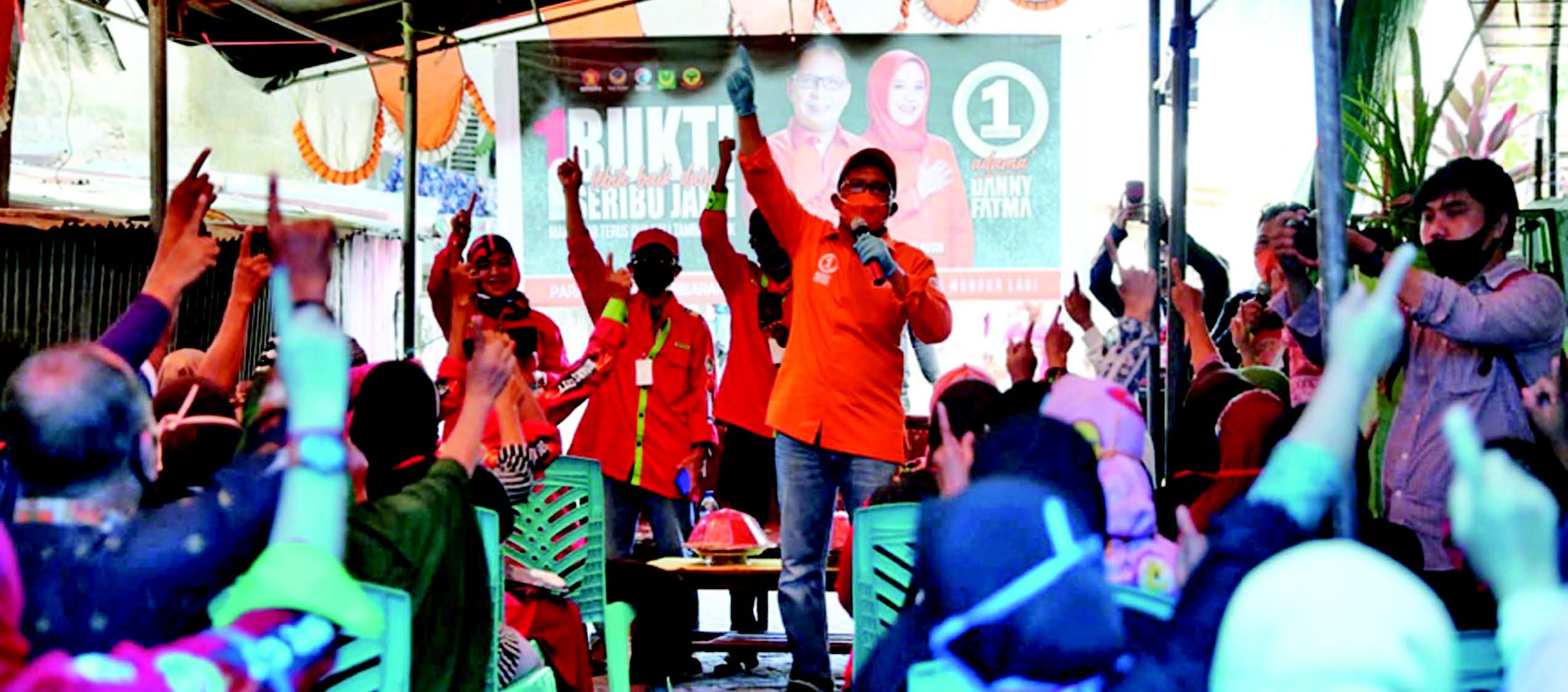 Pasangan nomor urut 1 calon Wali Kota dan Wakil Wali Kota Makassar Danny Pomanto-Fatmawati Rusdi berbicara kepada para pendukung mereka di M
