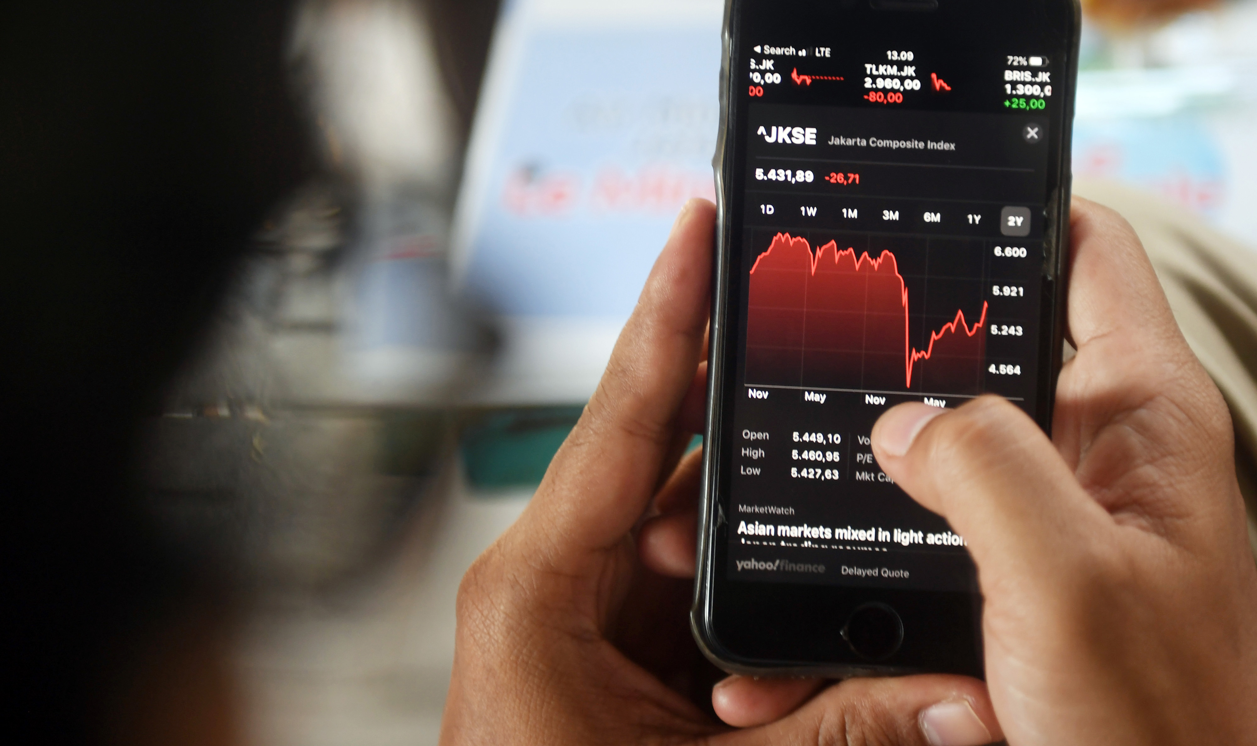 Investor memantau perdagangan saham melalui gawainya di Jakarta, Jumat (13/11/2020). 