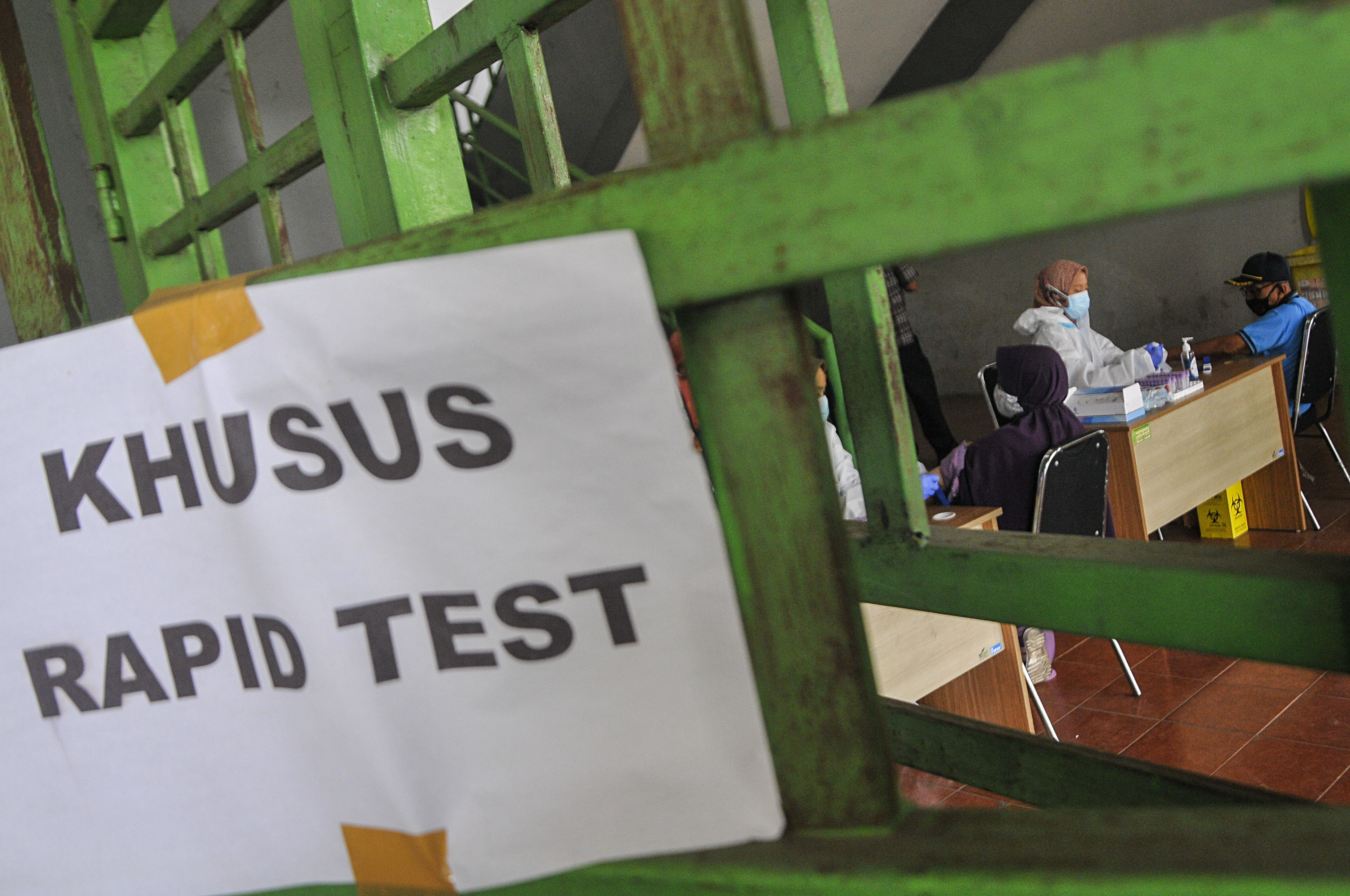 Petugas medis melakukan tes cepat (Rapid Test) gratis untuk warga di Stadion Patriot Chandrabhaga, Bekasi, Jawa Barat, Senin (2/11)