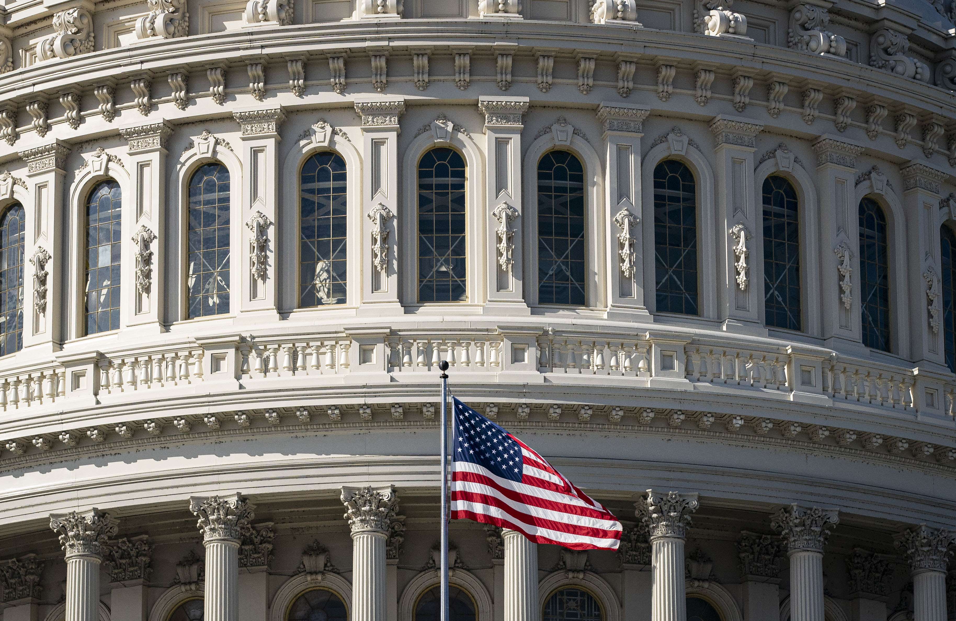 Bendera nasional AS berkibar di Washington DC.