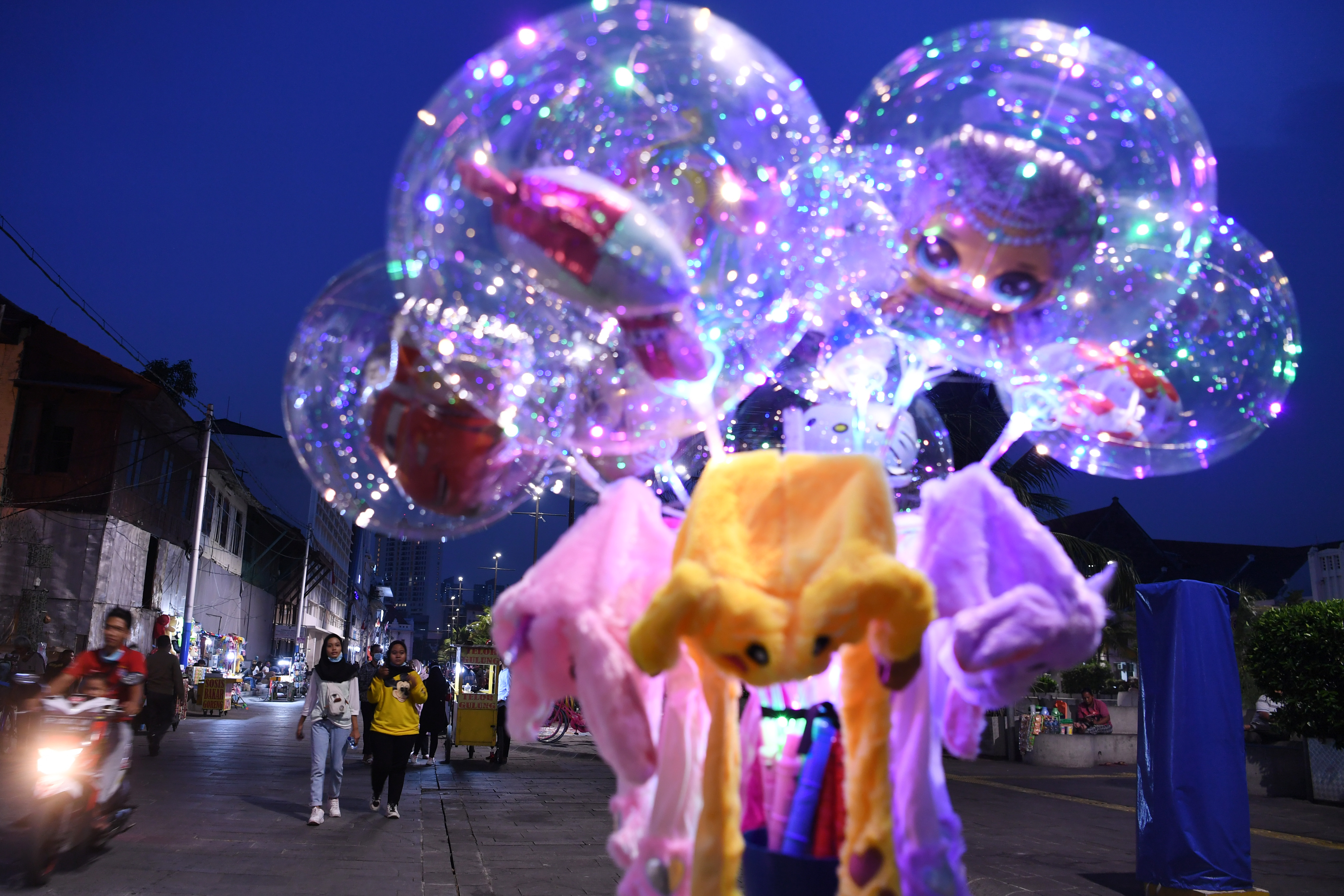 Setelah dibuka secara terbatas, warga kembali mengunjungi kawasan Kota Tua, Jakarta.