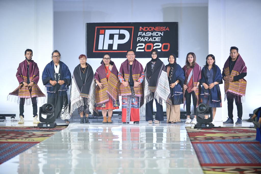 Desainer Athan Siahaan menggelar Virtual Indonesia Fashion Parade 2020.