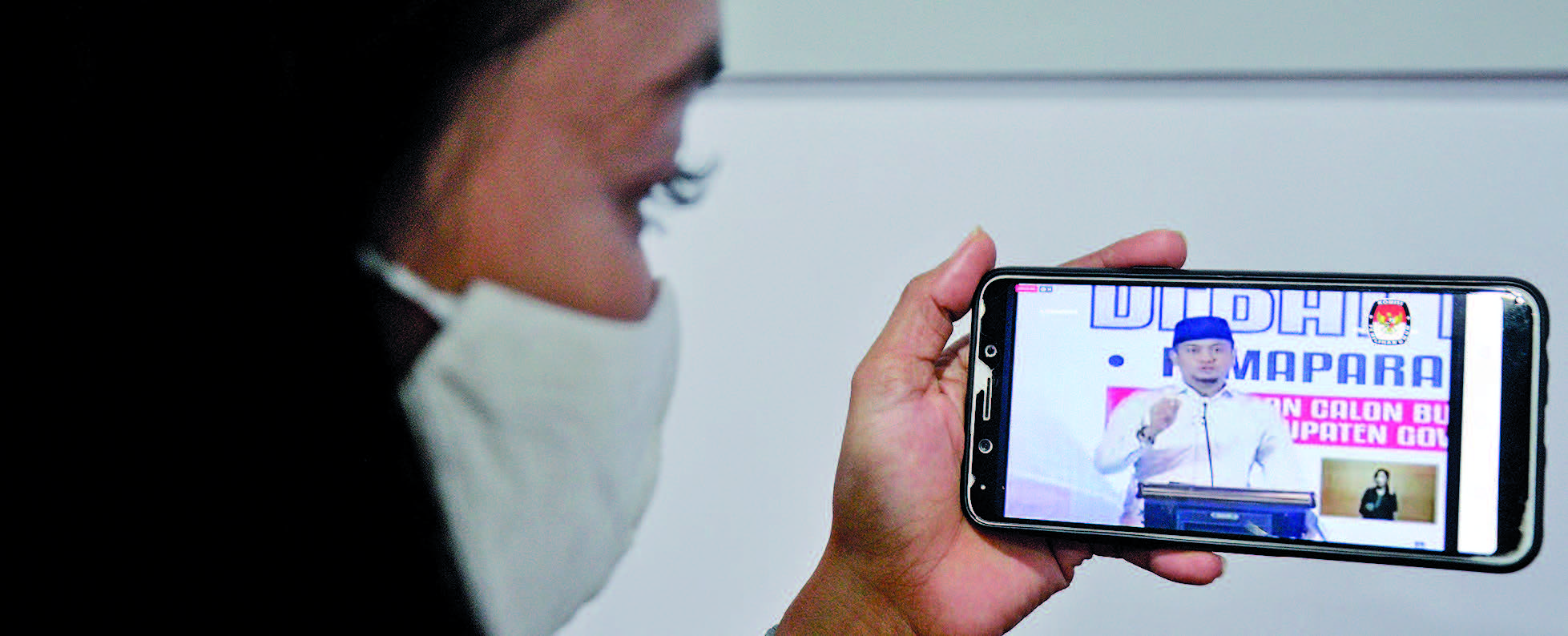 Warga melalui ponselnya menyimak paparan visi-misi calon tunggal Bupati Gowa Adnan Purichta Ichsan Yasin Limpo saat kampanye virtual 